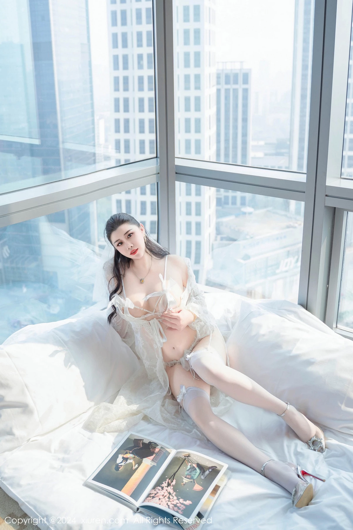 秀人集.com_[XiuRen秀人网]No.8837_模特王婉悠Queen白色蕾丝珍珠睡衣配白丝袜秀丰满身材诱惑写真82P