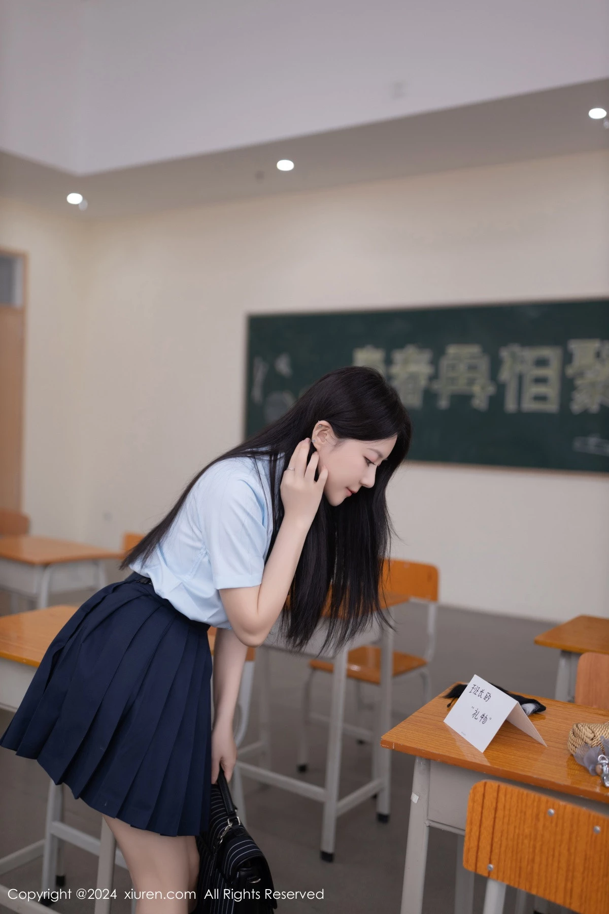 秀人集.com_[XiuRen秀人网]No.8854_模特鱼子酱Fish教室场景性感学生制服配黑丝袜秀曼妙身姿诱惑写真80P