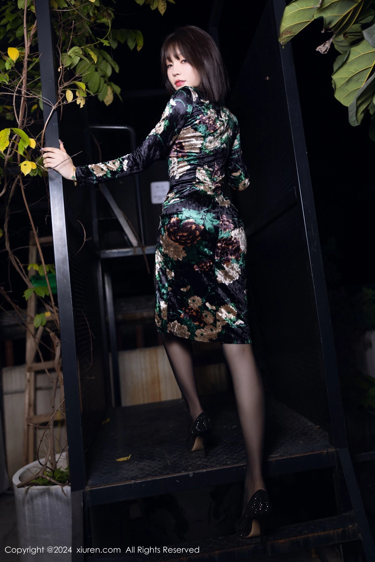 秀人集.com_[XiuRen秀人网]No.8876_女神徐莉芝Booty性感深色图案旗袍配超薄黑丝秀曼妙身姿诱惑写真88P