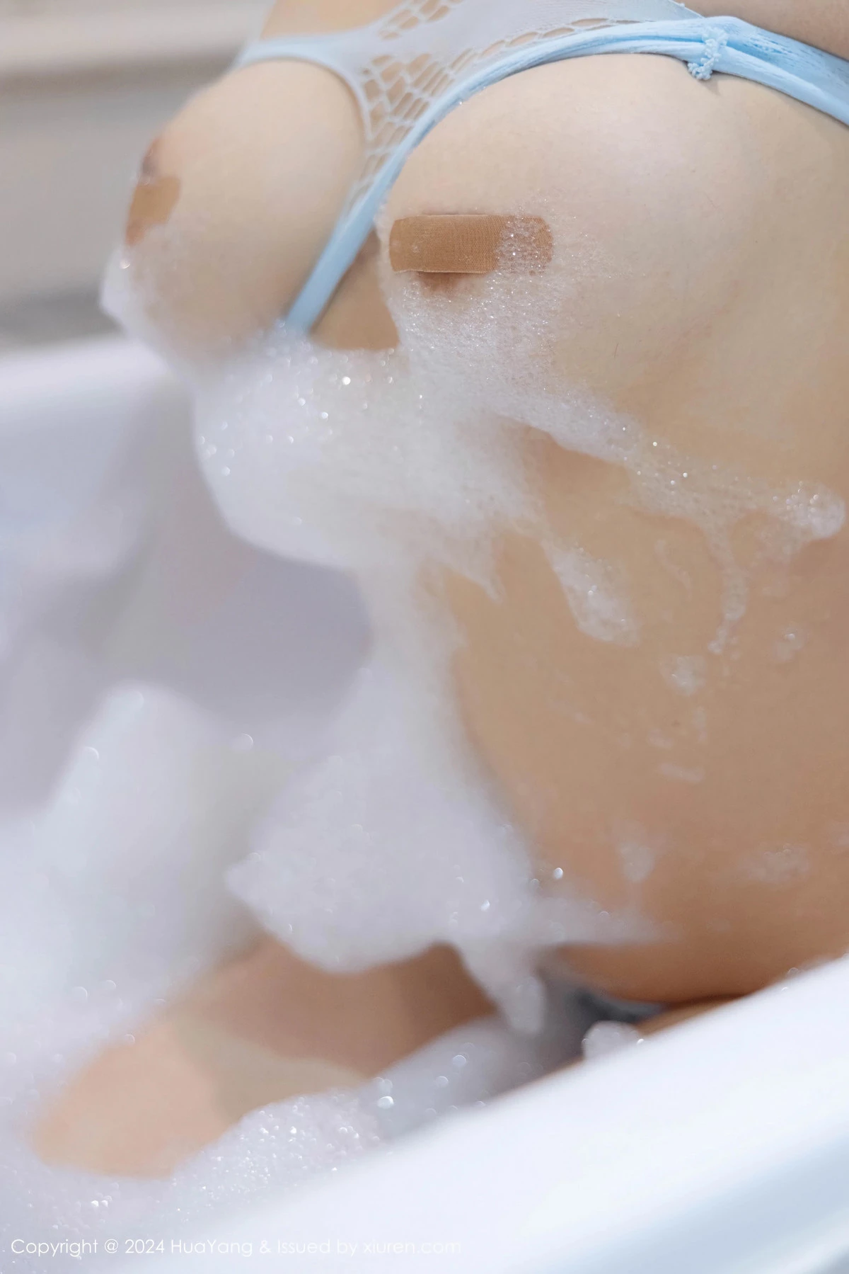秀人集.com_[HuaYang花漾]Vol.596_模特凯竹Quinn浴室场景性感蓝色情趣内衣秀丰腴身姿诱惑写真75P