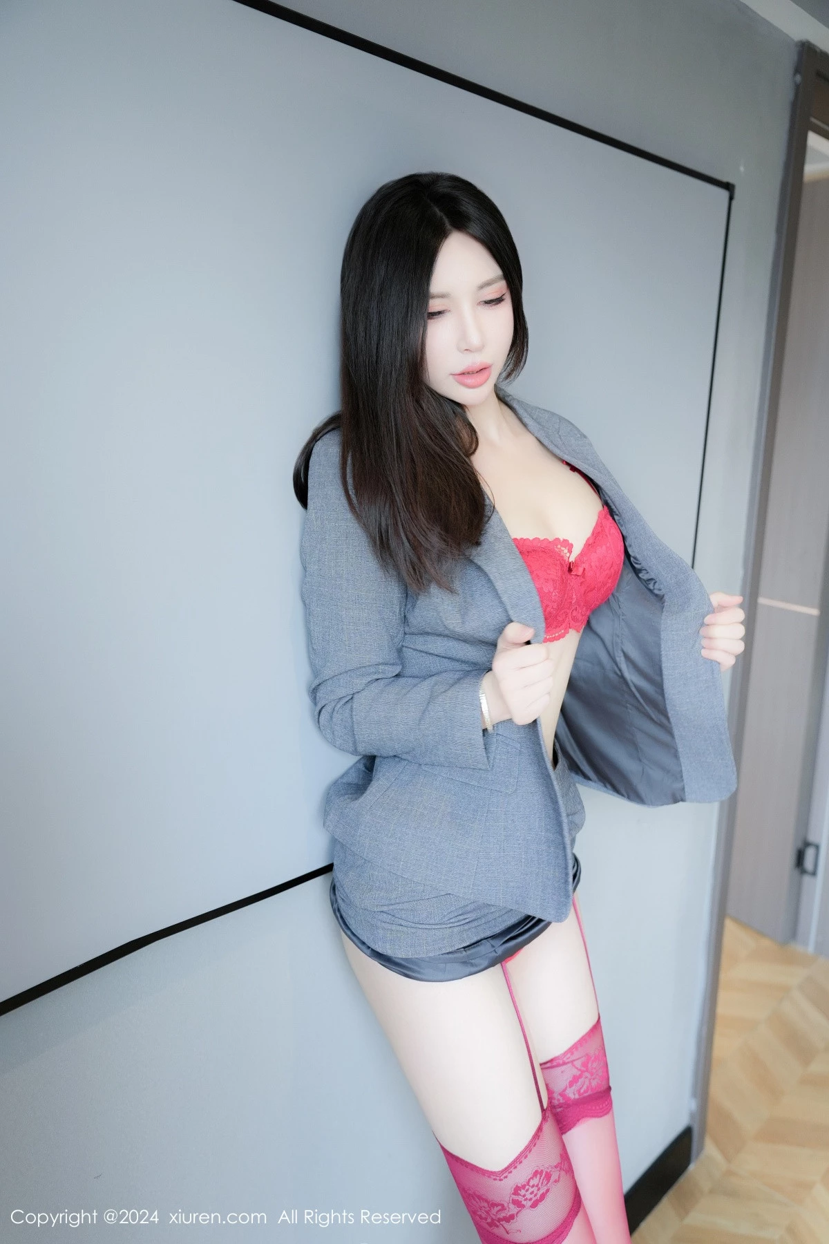 秀人集.com_[XiuRen秀人网]No.8967_模特曼柔性感西服露红色蕾丝内衣配红丝吊袜秀曼妙身姿诱惑写真80P