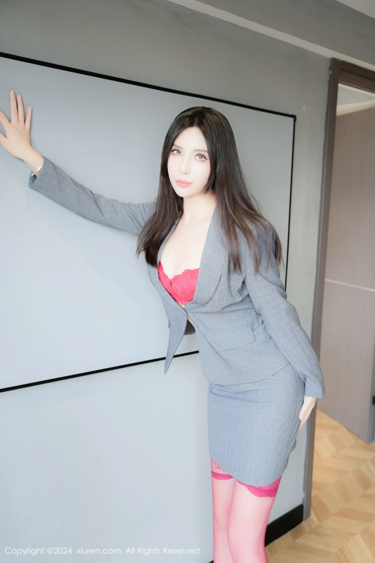 秀人集.com_[XiuRen秀人网]No.8967_模特曼柔性感西服露红色蕾丝内衣配红丝吊袜秀曼妙身姿诱惑写真80P