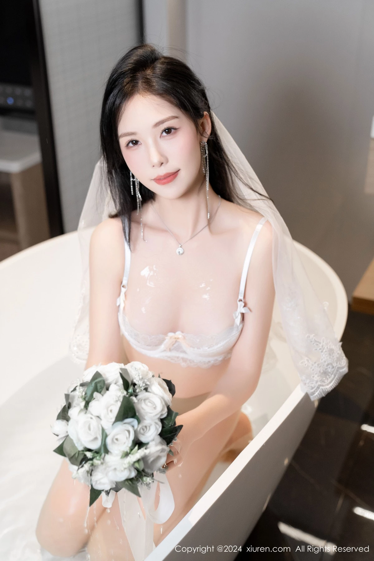 秀人集.com_[XiuRen秀人网]No.8998_模特利世浴室场景性感白色婚纱配超薄肉丝秀完美身材诱惑写真100P