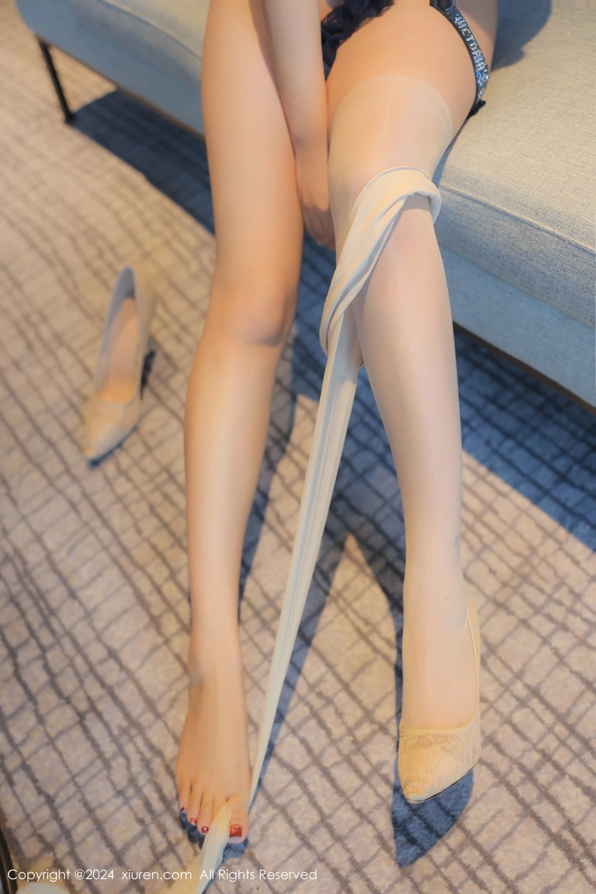 秀人集.com_[XiuRen秀人网]No.8989_新人模特麦田性感白色OL服饰露蓝色内衣配超薄肉丝撩人诱惑写真83P