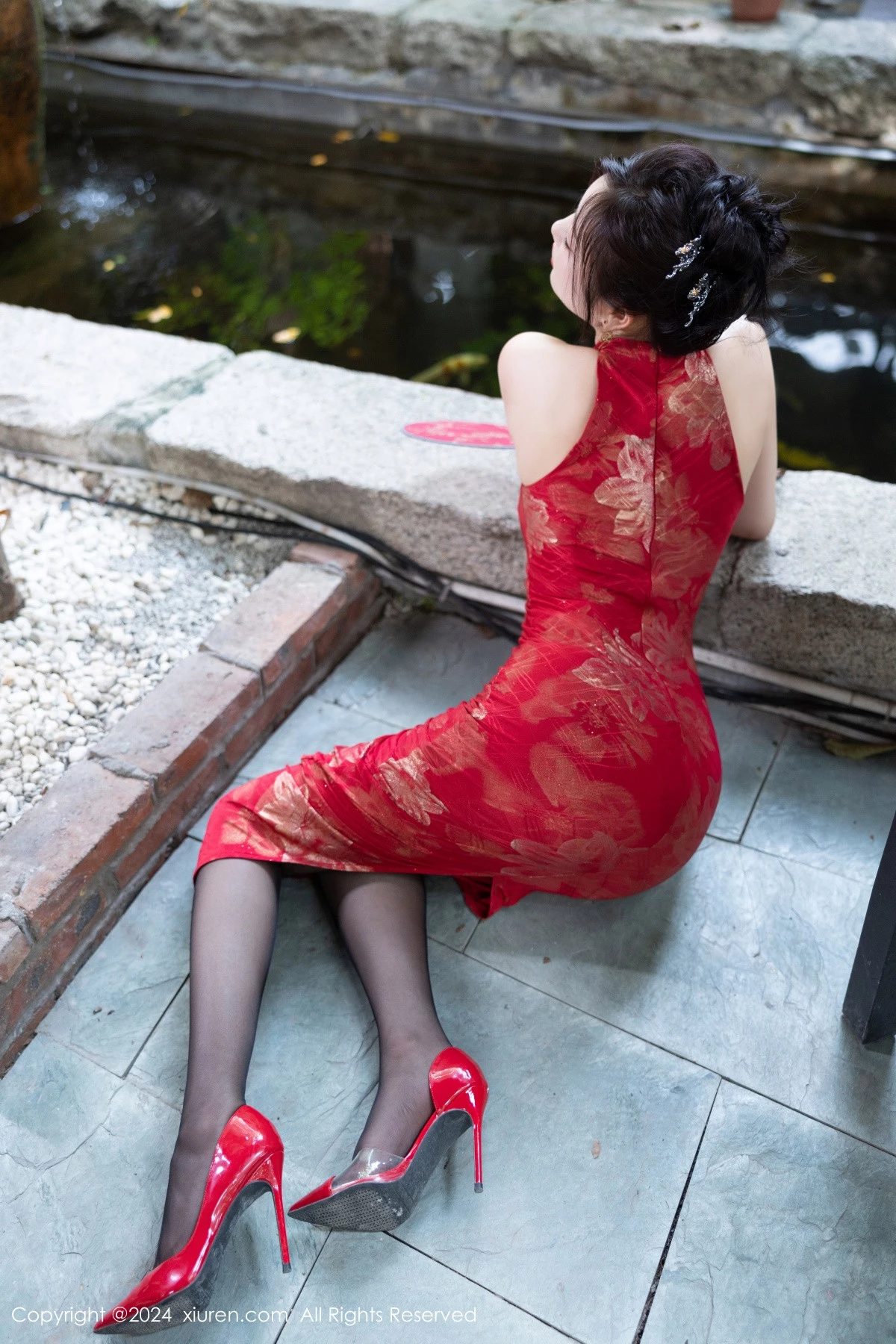 秀人集.com_[XiuRen秀人网]No.8996_女神杨晨晨Yome性感红色长旗袍配黑丝吊袜秀丰腴身材诱惑写真81P