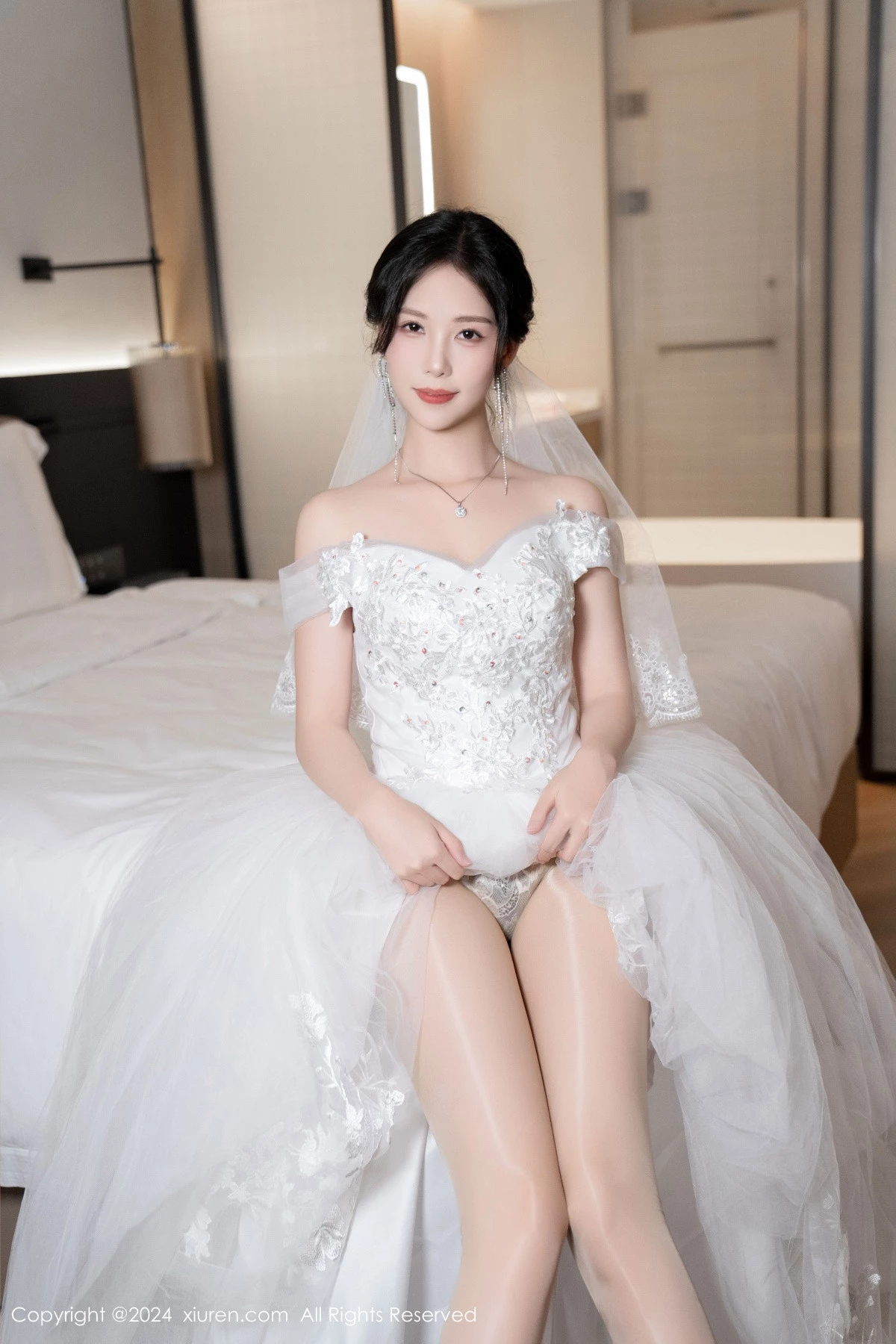 秀人集.com_[XiuRen秀人网]No.8998_模特利世浴室场景性感白色婚纱配超薄肉丝秀完美身材诱惑写真100P