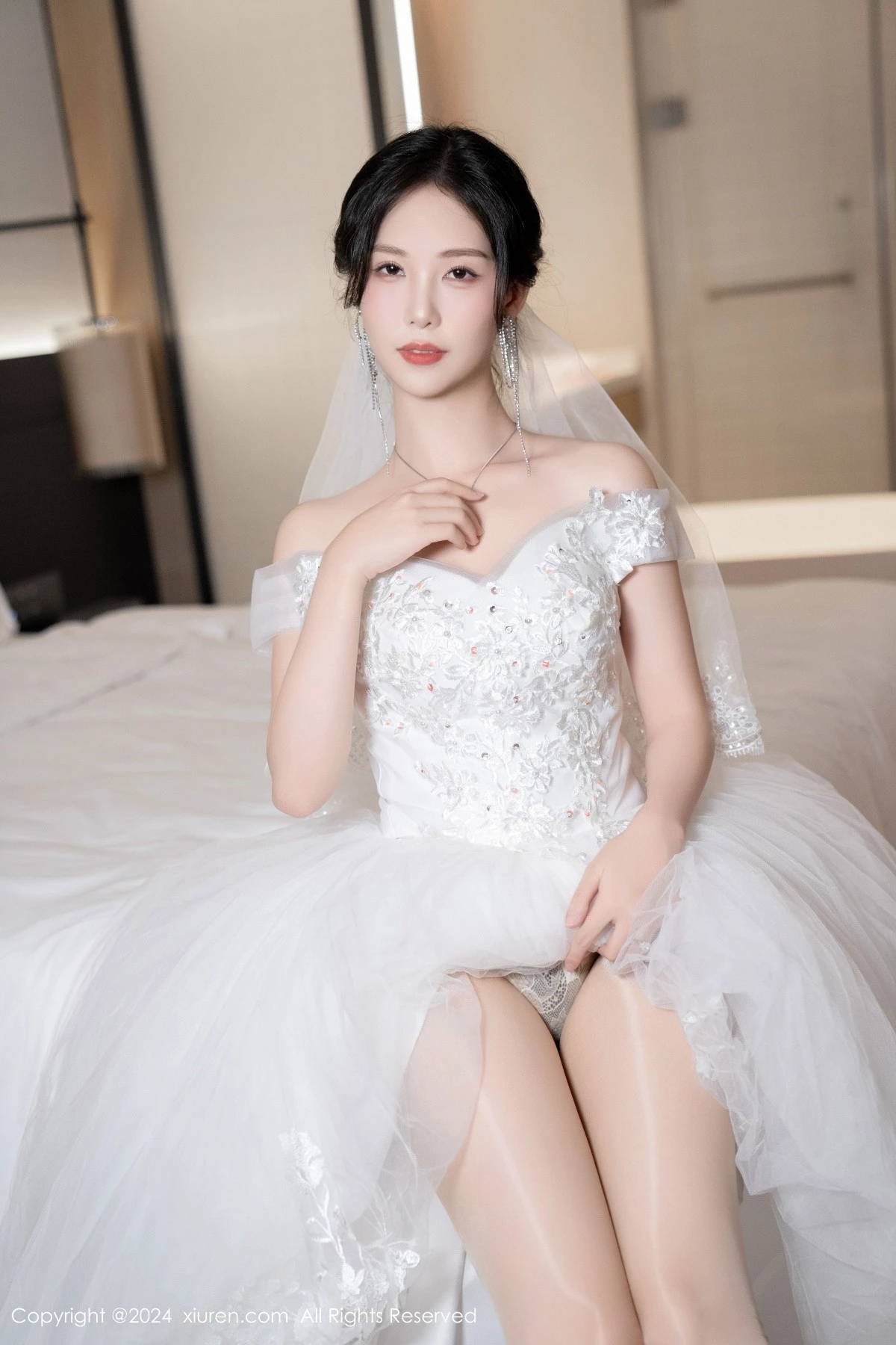 秀人集.com_[XiuRen秀人网]No.8998_模特利世浴室场景性感白色婚纱配超薄肉丝秀完美身材诱惑写真100P