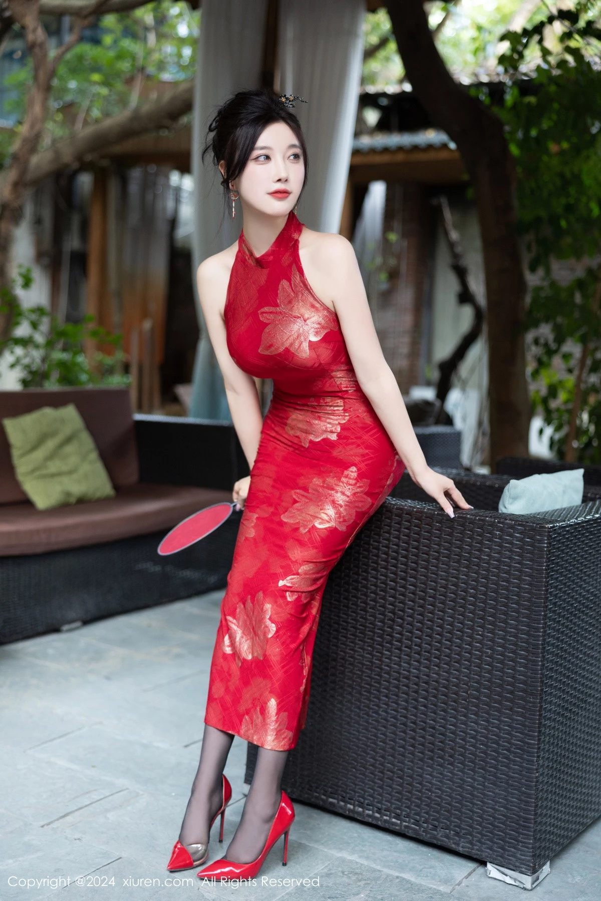 秀人集.com_[XiuRen秀人网]No.8996_女神杨晨晨Yome性感红色长旗袍配黑丝吊袜秀丰腴身材诱惑写真81P