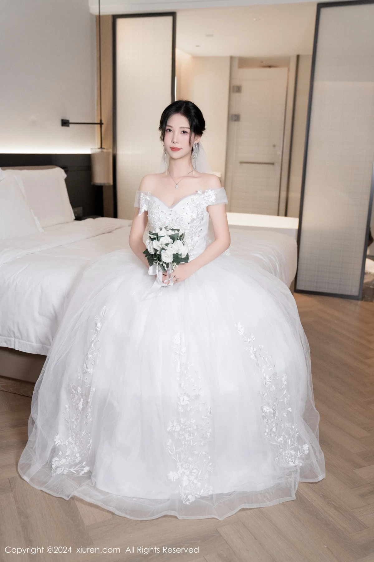 秀人集.com_[XiuRen秀人网]No.8998_模特利世浴室场景性感白色婚纱配超薄肉丝秀完美身材诱惑写真100P