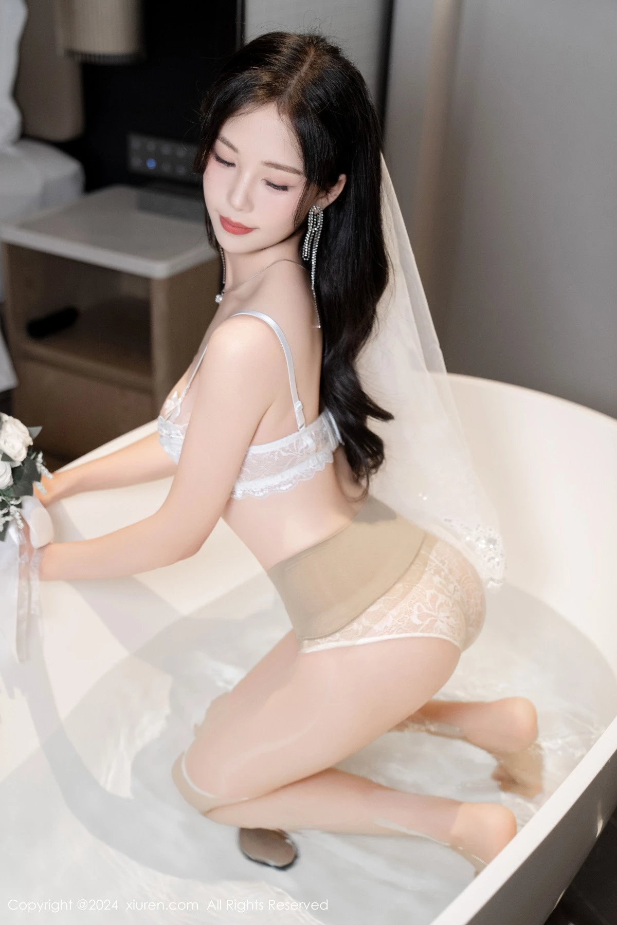 秀人集.com_[XiuRen秀人网]No.8998_模特利世浴室场景性感白色婚纱配超薄肉丝秀完美身材诱惑写真100P