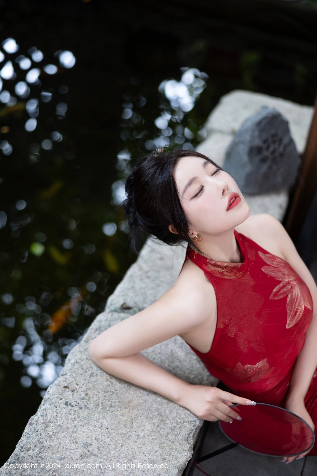 秀人集.com_[XiuRen秀人网]No.8996_女神杨晨晨Yome性感红色长旗袍配黑丝吊袜秀丰腴身材诱惑写真81P