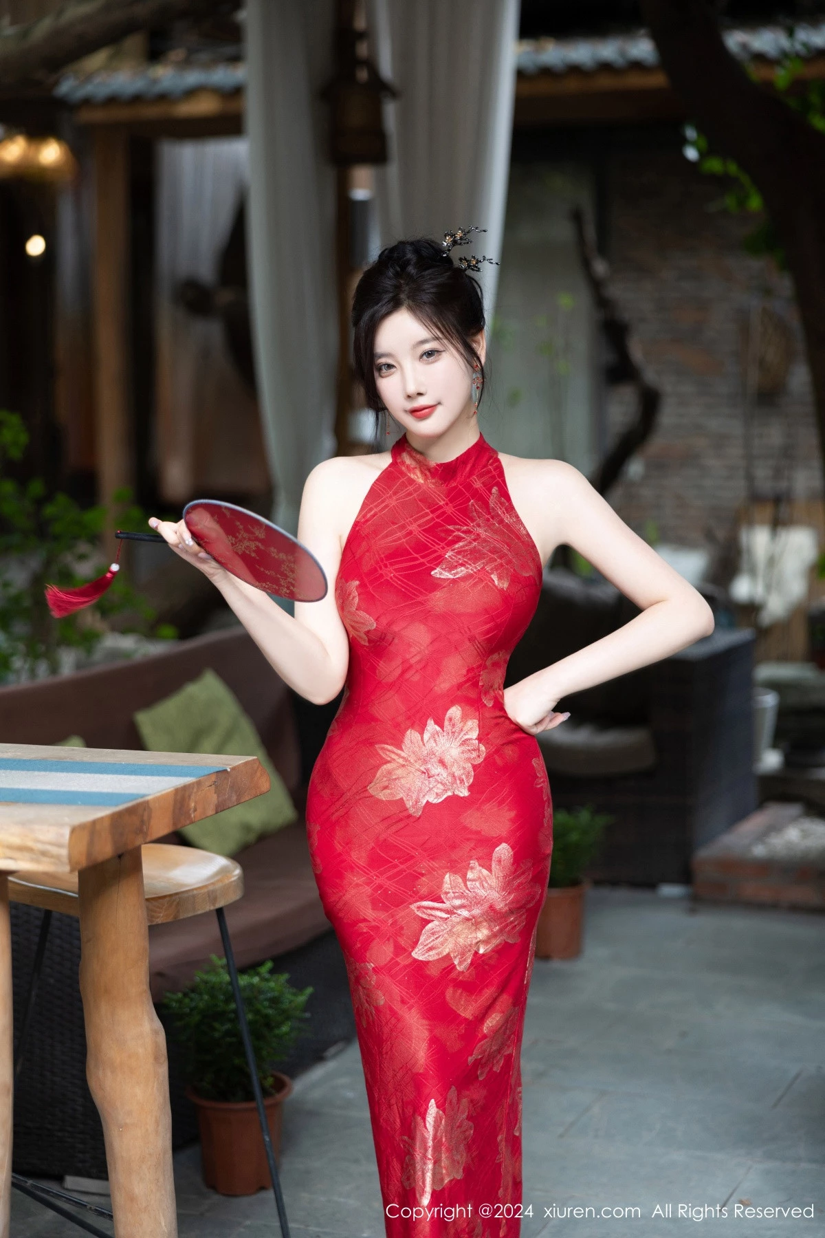 秀人集.com_[XiuRen秀人网]No.8996_女神杨晨晨Yome性感红色长旗袍配黑丝吊袜秀丰腴身材诱惑写真81P