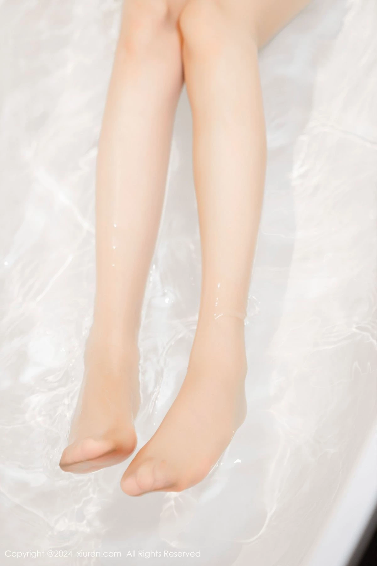 秀人集.com_[XiuRen秀人网]No.8998_模特利世浴室场景性感白色婚纱配超薄肉丝秀完美身材诱惑写真100P