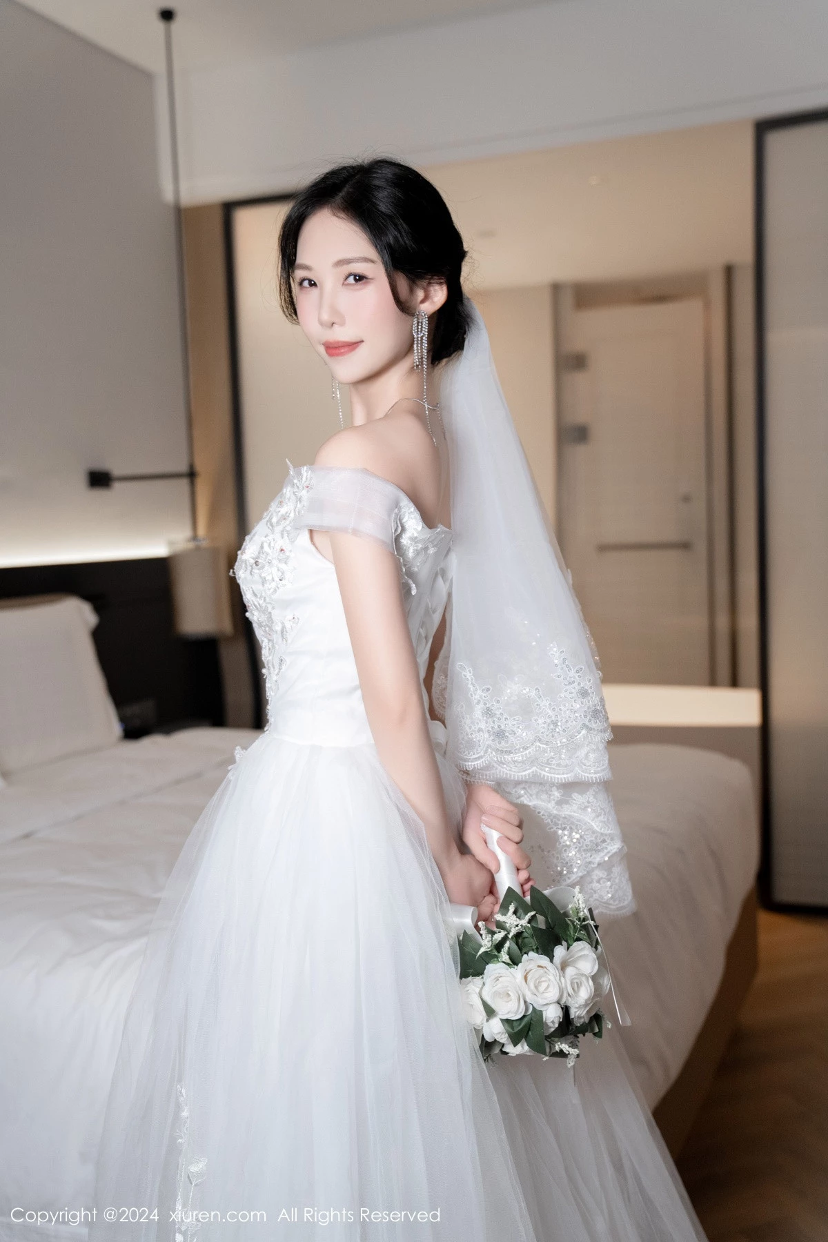 秀人集.com_[XiuRen秀人网]No.8998_模特利世浴室场景性感白色婚纱配超薄肉丝秀完美身材诱惑写真100P