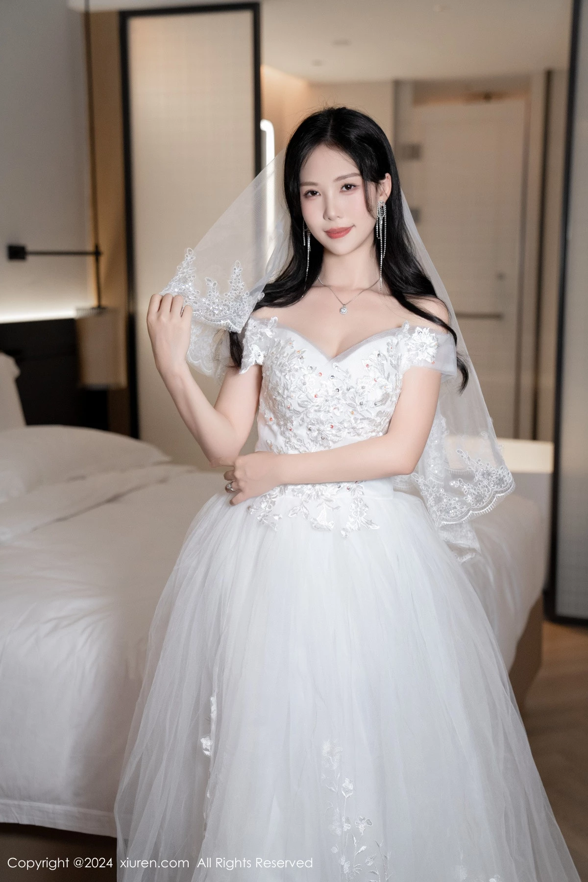 秀人集.com_[XiuRen秀人网]No.8998_模特利世浴室场景性感白色婚纱配超薄肉丝秀完美身材诱惑写真100P