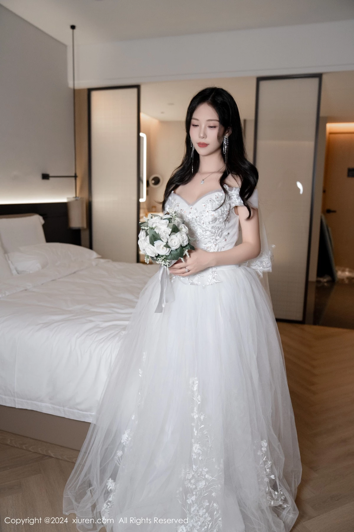 秀人集.com_[XiuRen秀人网]No.8998_模特利世浴室场景性感白色婚纱配超薄肉丝秀完美身材诱惑写真100P