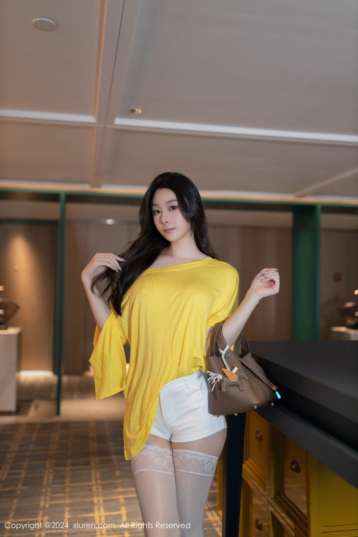 秀人集.com_[XiuRen秀人网]No.9019_模特小逗逗性感黄色上衣配白短裤露白色丝袜秀曼妙身姿诱惑写真82P