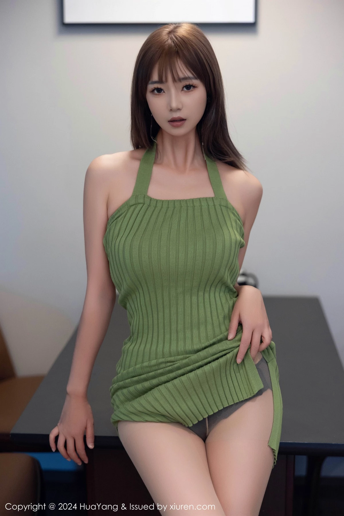 秀人集.com_[HuaYang花漾]Vol.600_女神宋-kiki性感绿色连衣短裙配超薄灰丝秀丰腴身材完美诱惑写真74P