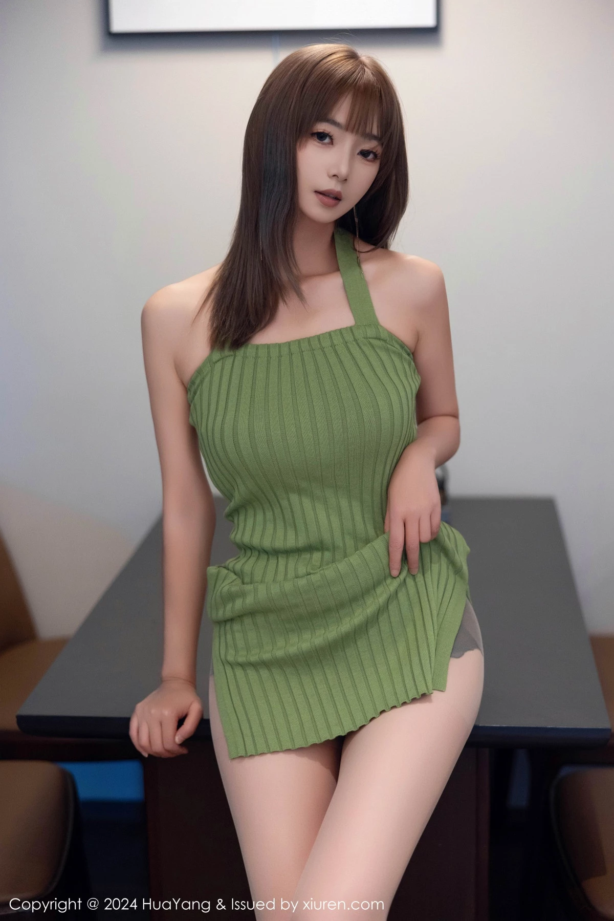 秀人集.com_[HuaYang花漾]Vol.600_女神宋-kiki性感绿色连衣短裙配超薄灰丝秀丰腴身材完美诱惑写真74P