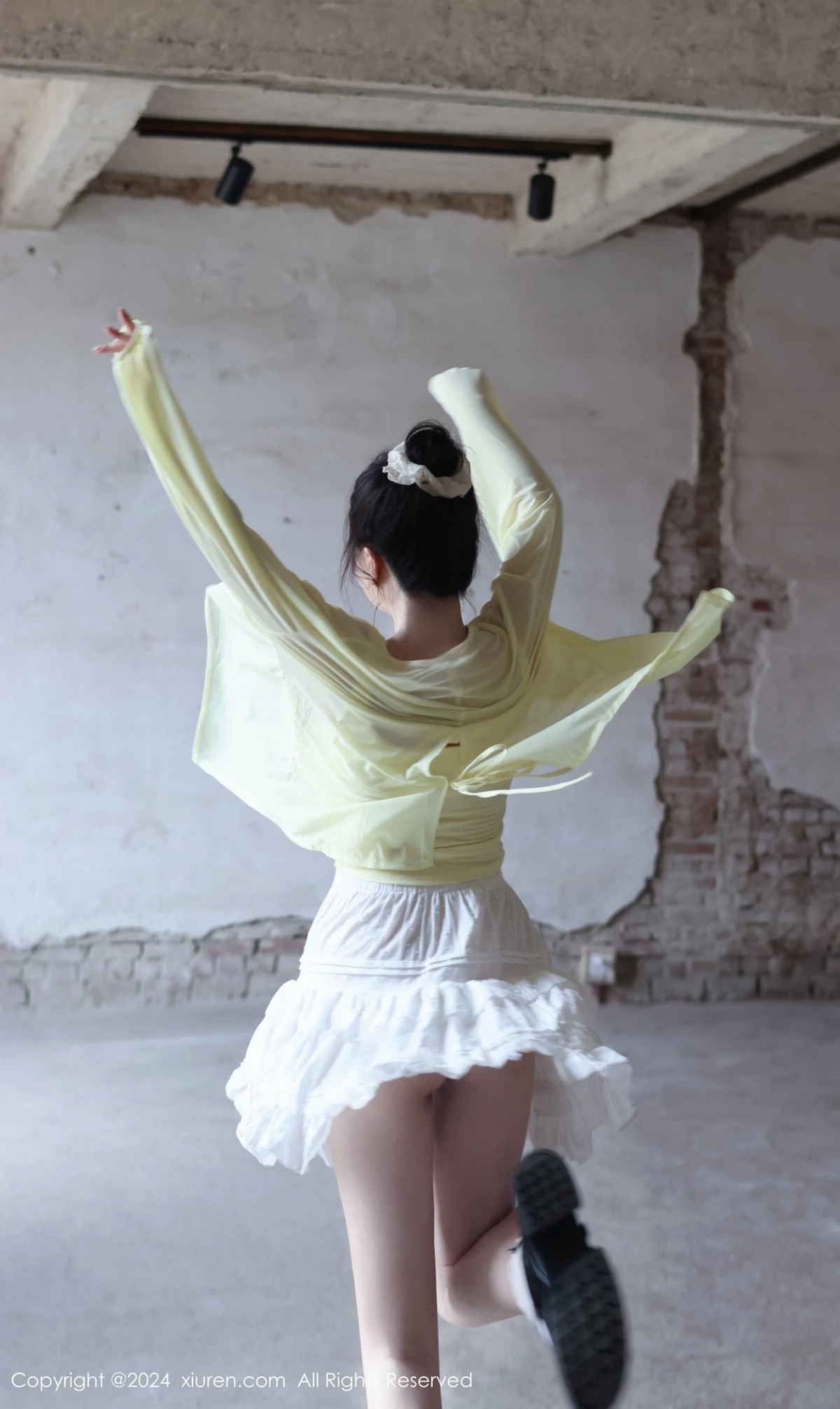 秀人集.com_[XiuRen秀人网]No.9024_模特小薯条nienie性感黄色上衣配白色短裙秀曼妙身姿迷人写真89P
