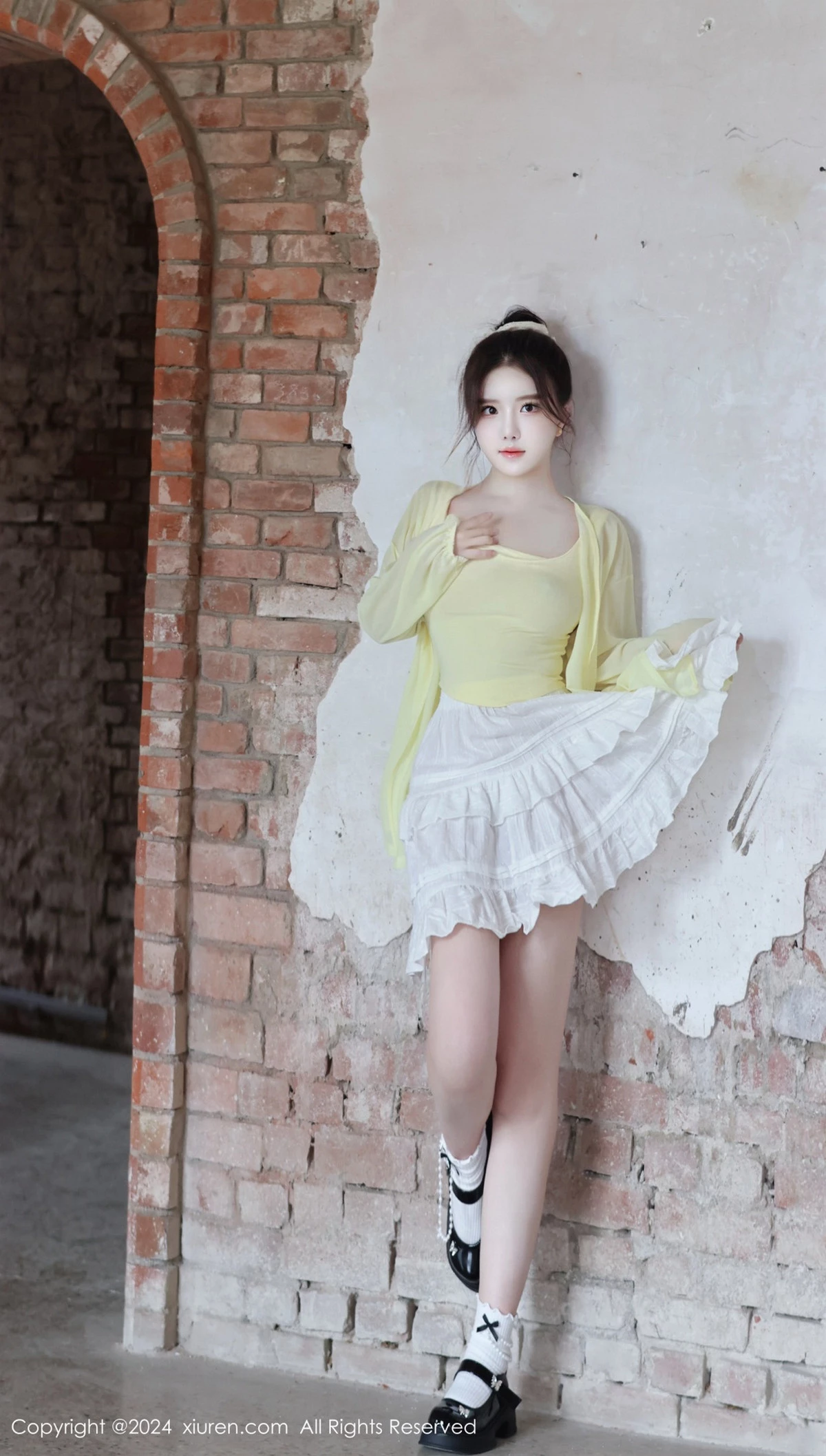 秀人集.com_[XiuRen秀人网]No.9024_模特小薯条nienie性感黄色上衣配白色短裙秀曼妙身姿迷人写真89P