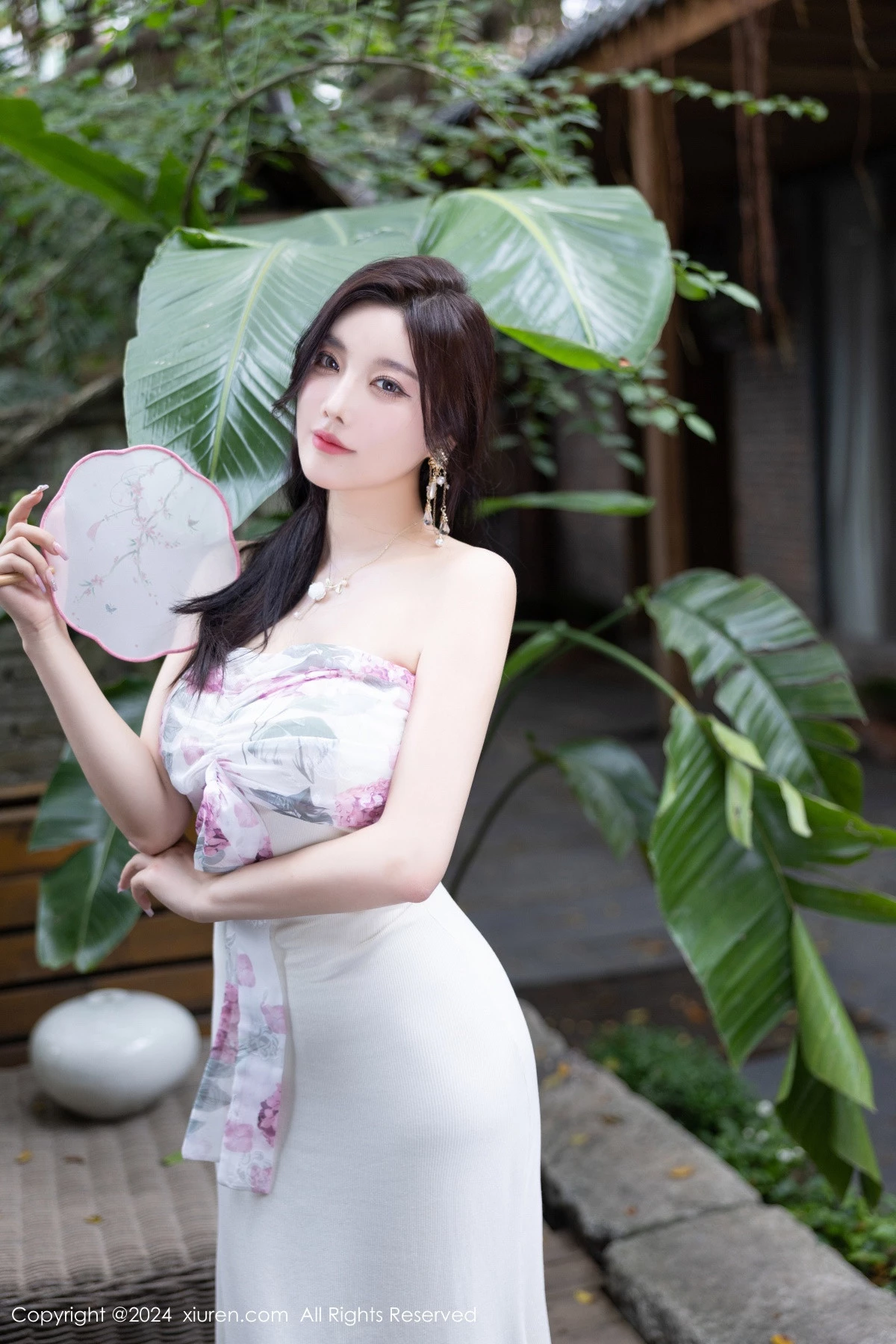 秀人集.com_[XiuRen秀人网]No.8926_女神杨晨晨Yome性感浅色连衣裙配开档肉丝秀完美身材诱惑写真80P