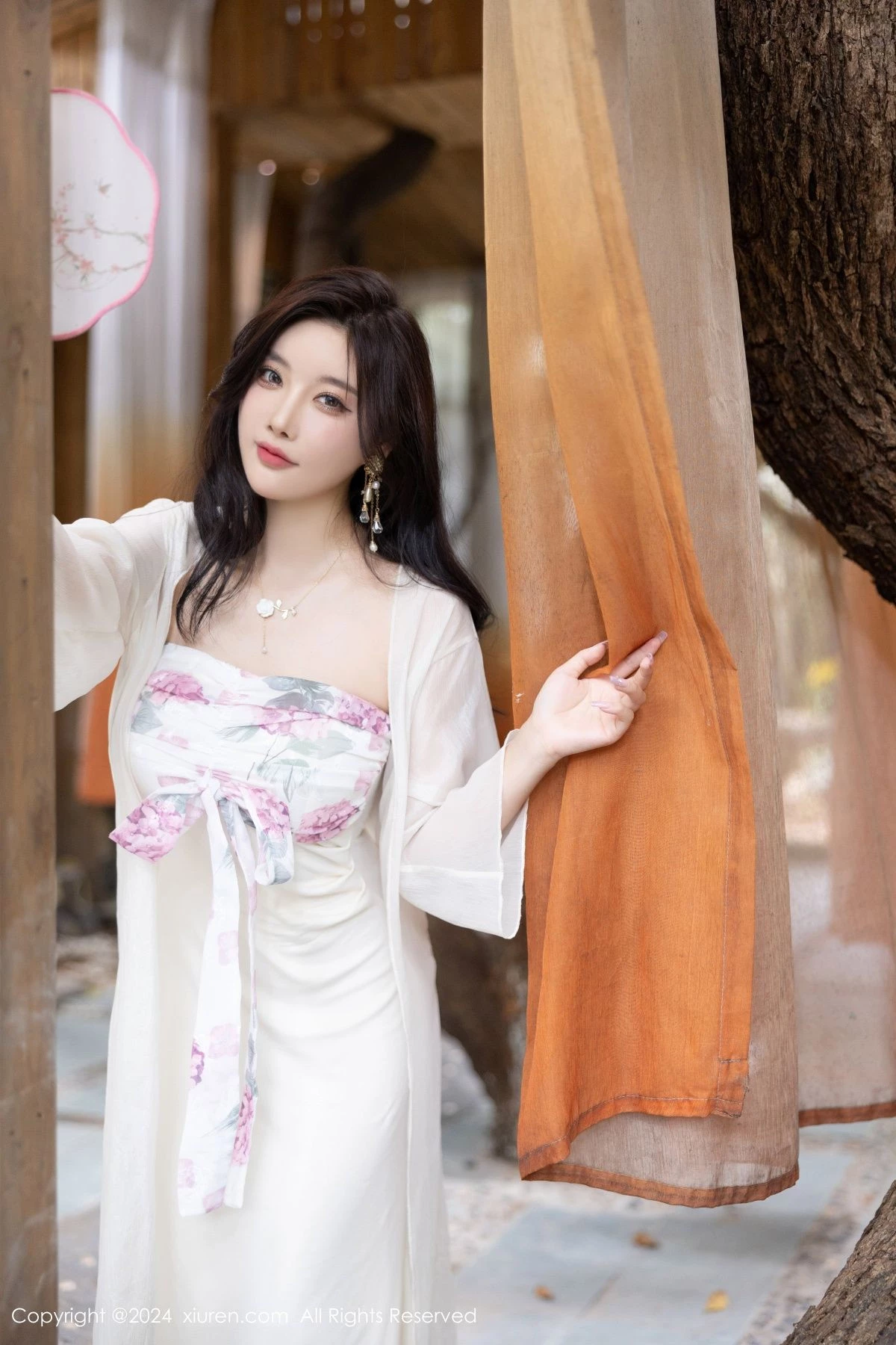 秀人集.com_[XiuRen秀人网]No.8926_女神杨晨晨Yome性感浅色连衣裙配开档肉丝秀完美身材诱惑写真80P