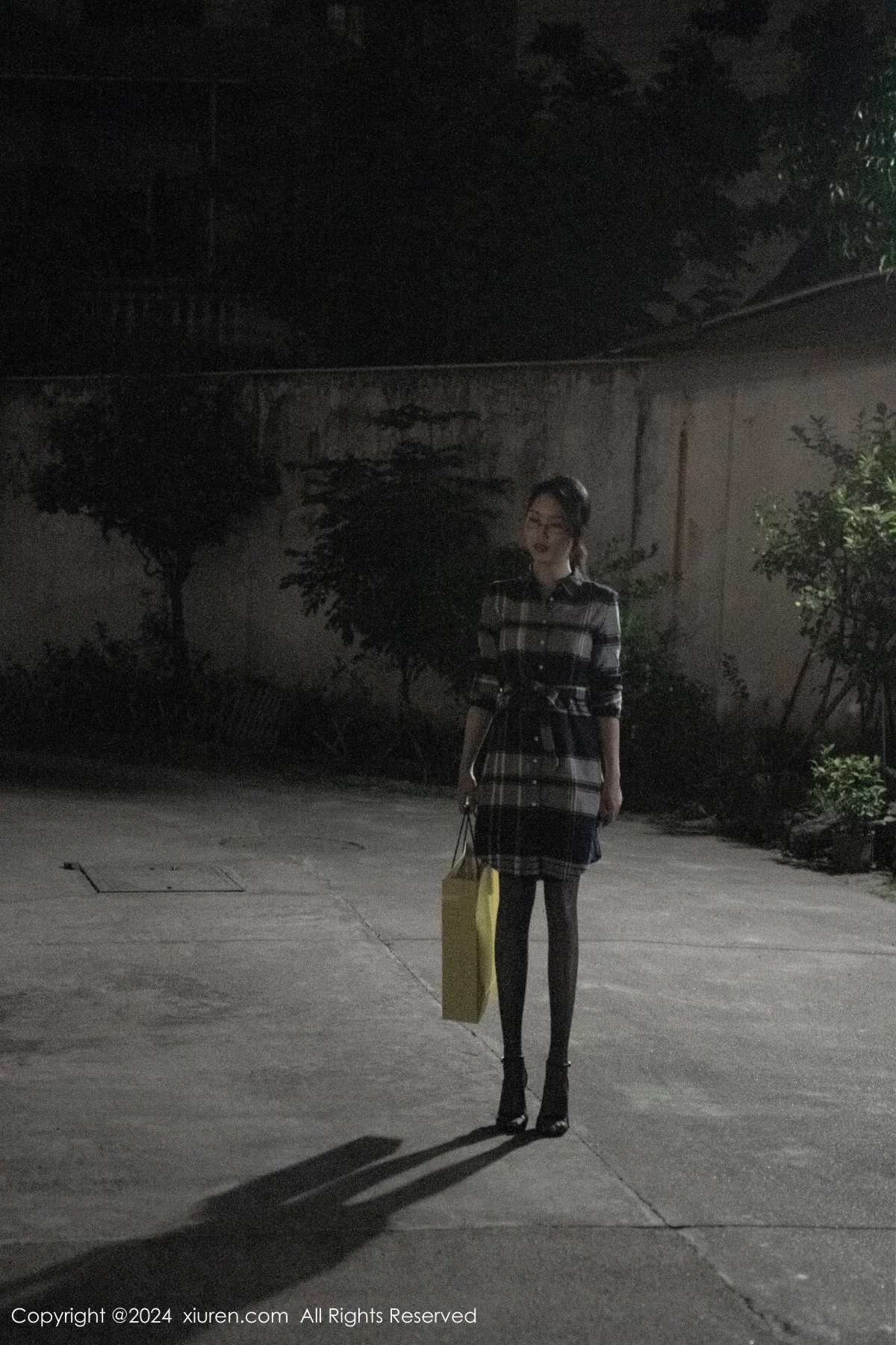 秀人集.com_[XiuRen秀人网]No.8924_模特利世连衣短裙露黑色情趣内衣配超薄黑丝秀曼妙身姿诱惑写真84P