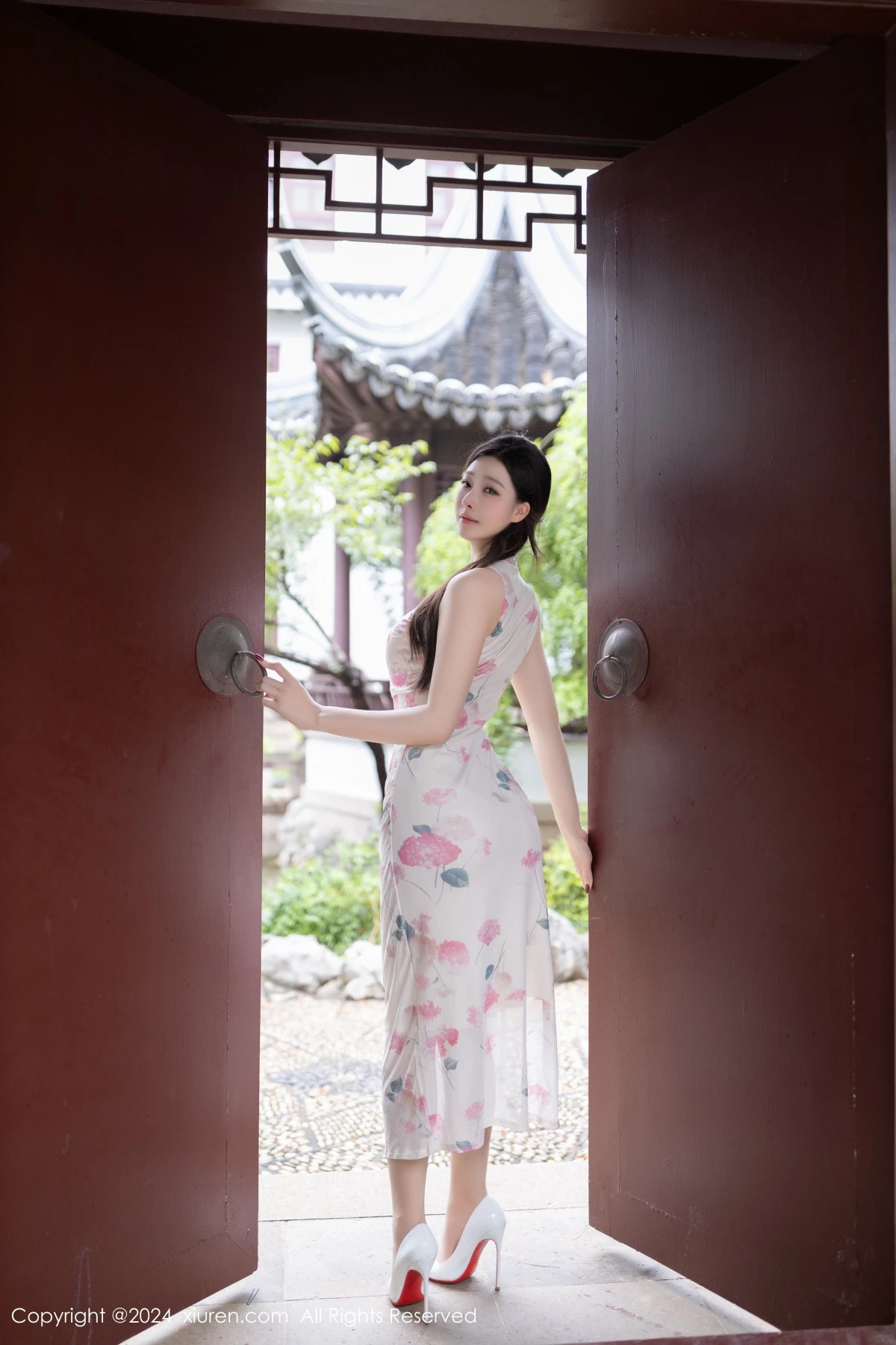 秀人集.com_[XiuRen秀人网]No.9087_模特小逗逗性感粉色图案连衣裙配超薄肉丝秀曼妙身姿诱惑写真79P