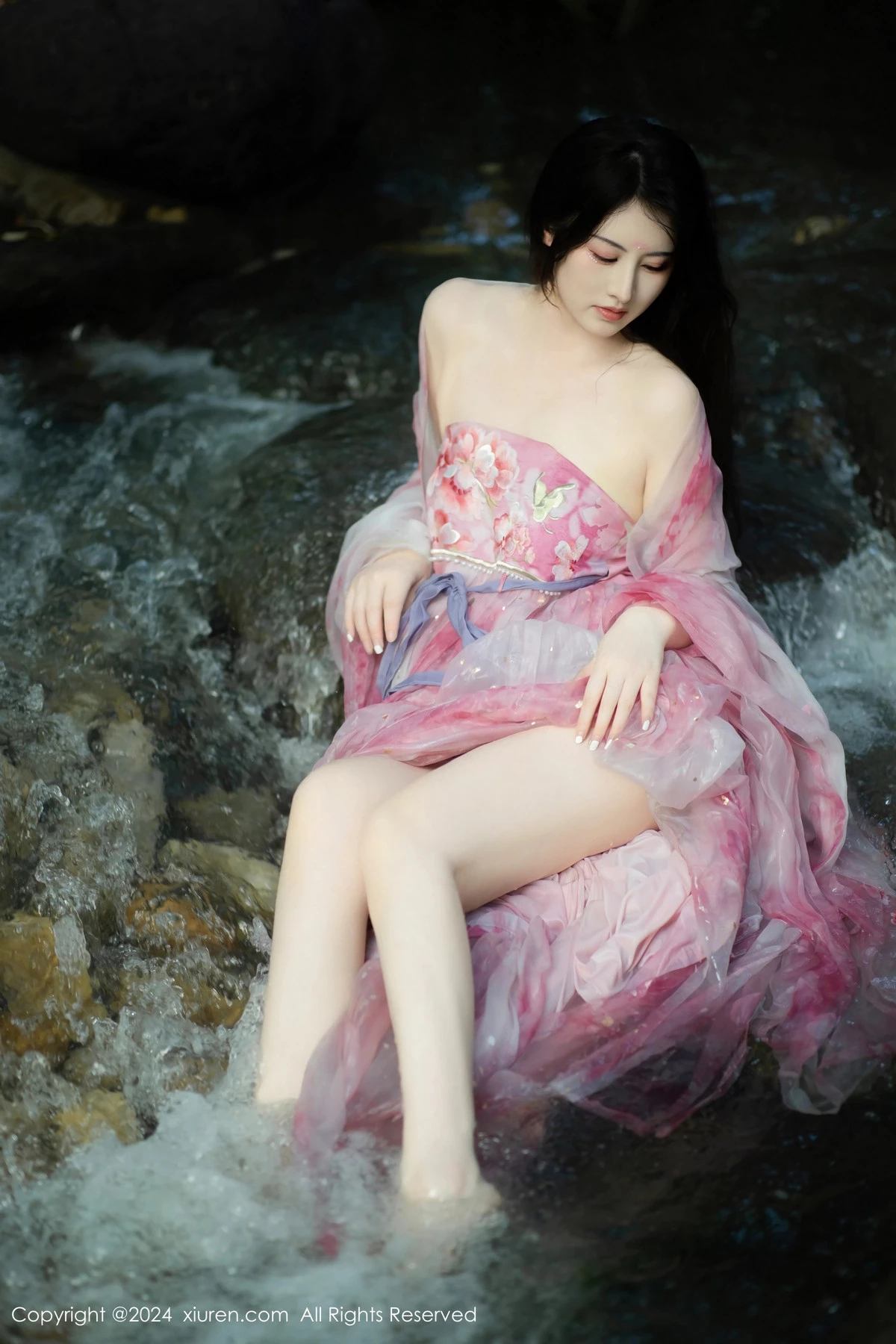 秀人集.com_[XiuRen秀人网]No.9100_模特诗诗kiki户外性感粉色古风薄纱服饰秀丰腴身姿惹火诱惑写真70P