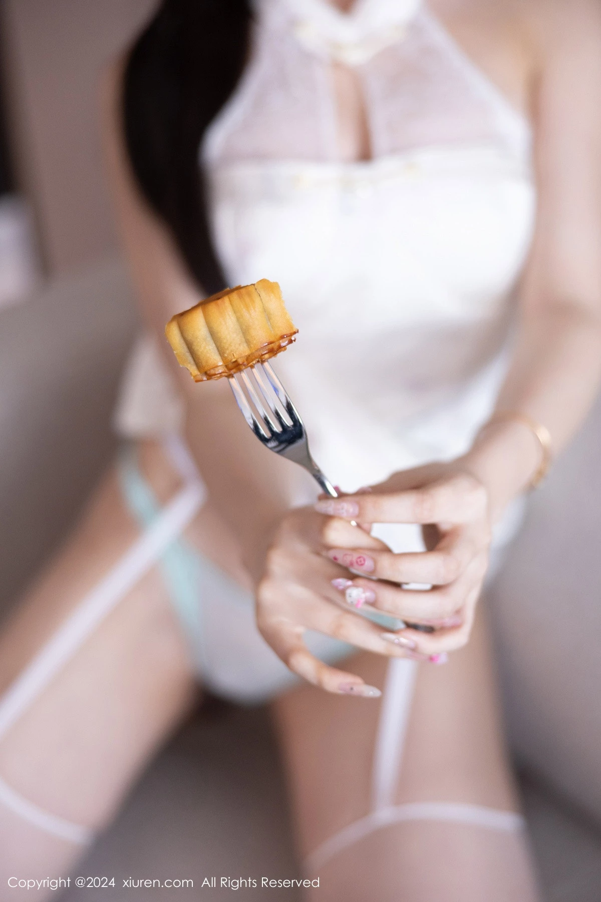 秀人集.com_[XiuRen秀人网]No.9101_女神徐莉芝Booty白色连衣裙露白色蕾丝内衣配白丝吊袜诱惑写真90P