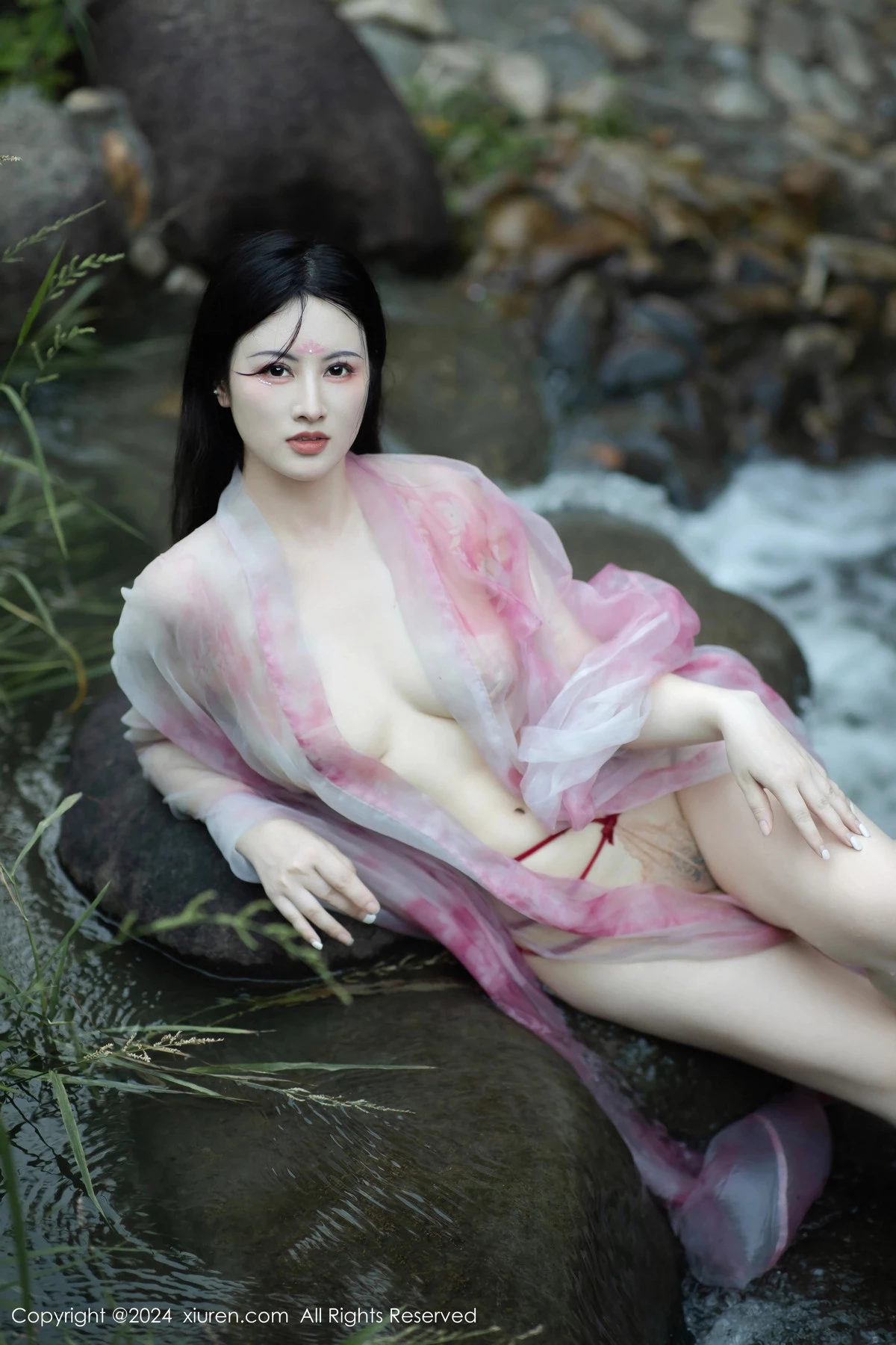 秀人集.com_[XiuRen秀人网]No.9100_模特诗诗kiki户外性感粉色古风薄纱服饰秀丰腴身姿惹火诱惑写真70P