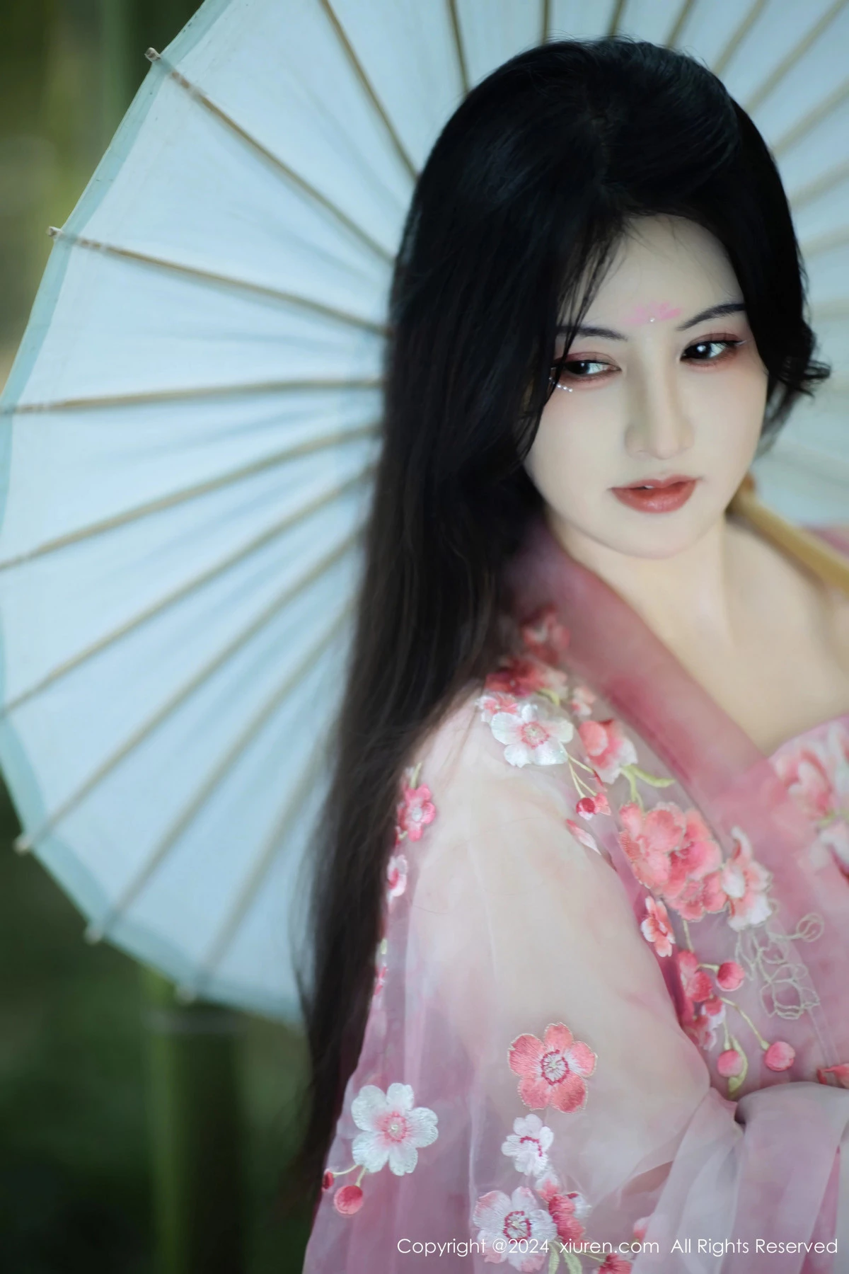 秀人集.com_[XiuRen秀人网]No.9100_模特诗诗kiki户外性感粉色古风薄纱服饰秀丰腴身姿惹火诱惑写真70P