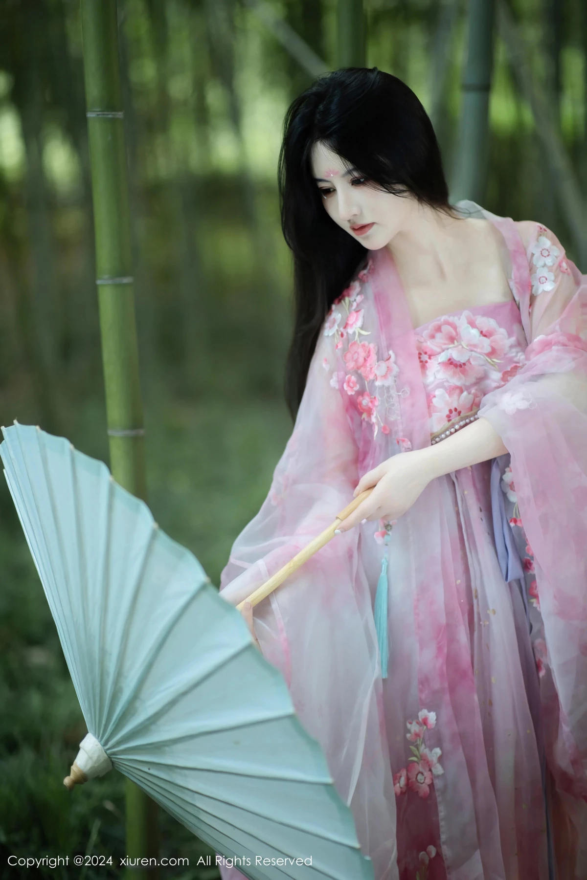 秀人集.com_[XiuRen秀人网]No.9100_模特诗诗kiki户外性感粉色古风薄纱服饰秀丰腴身姿惹火诱惑写真70P