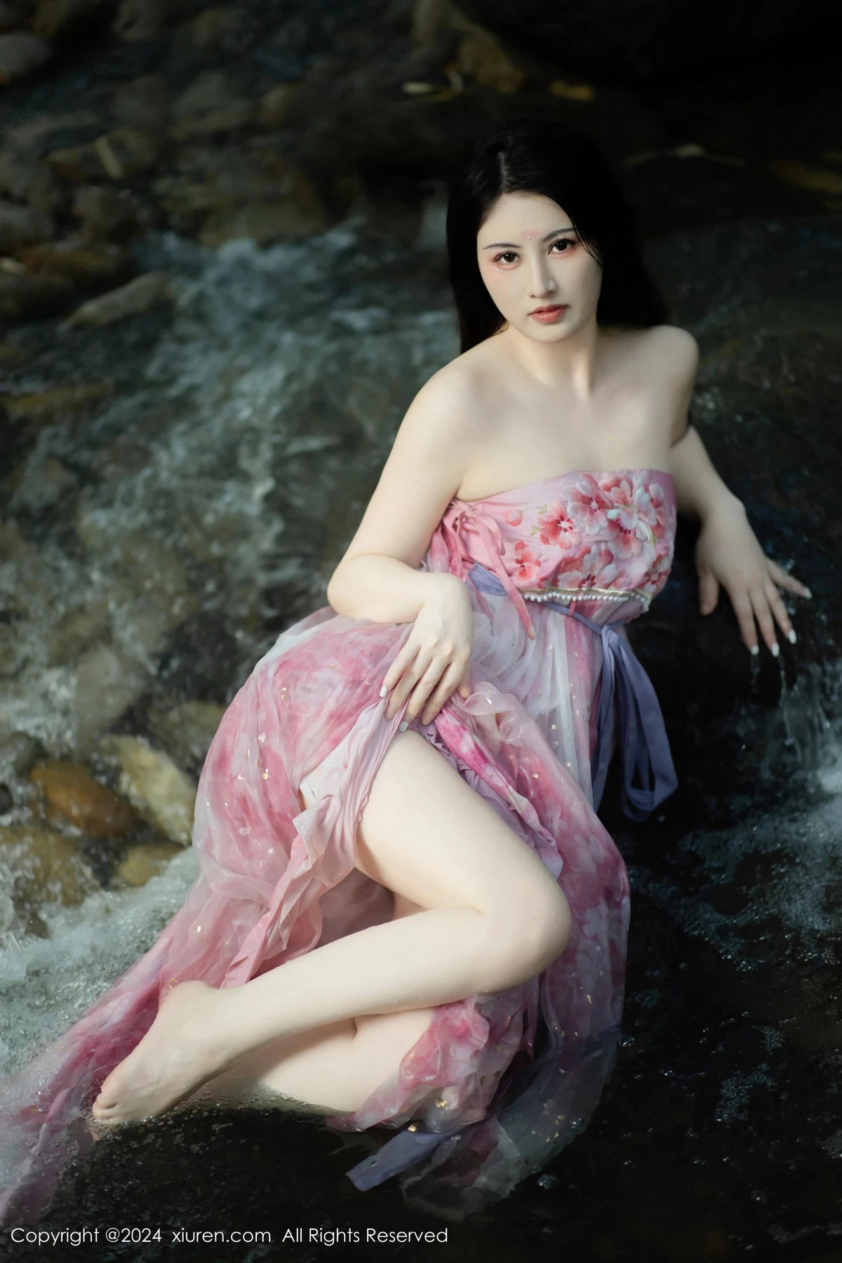 秀人集.com_[XiuRen秀人网]No.9100_模特诗诗kiki户外性感粉色古风薄纱服饰秀丰腴身姿惹火诱惑写真70P