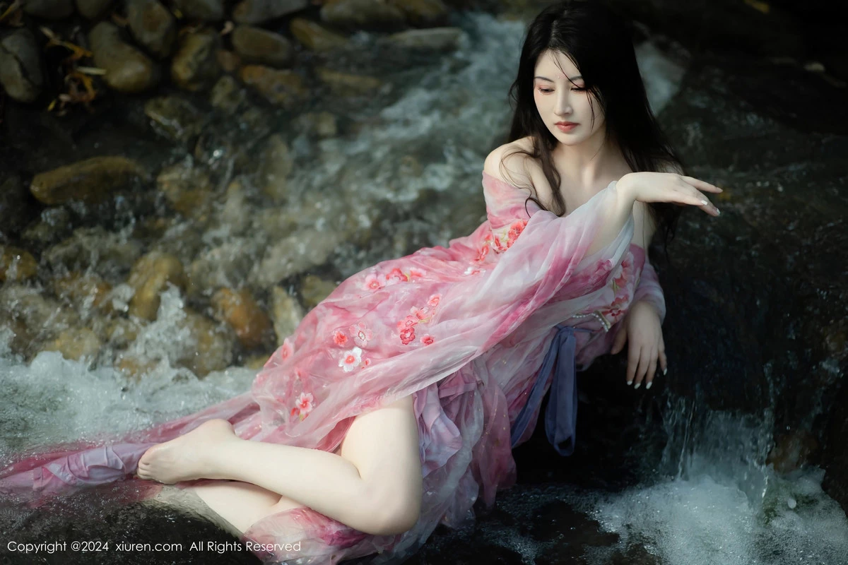 秀人集.com_[XiuRen秀人网]No.9100_模特诗诗kiki户外性感粉色古风薄纱服饰秀丰腴身姿惹火诱惑写真70P