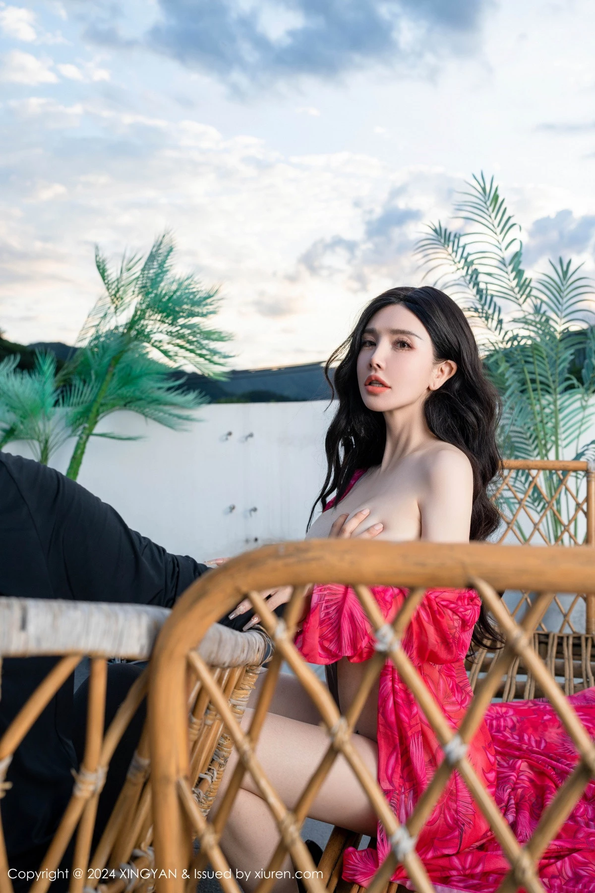 秀人集.com_[XINGYAN星颜社]VOL.267_模特潘思沁性感红色连衣裙露黑色情趣内衣秀巨乳肥臀诱惑写真82P