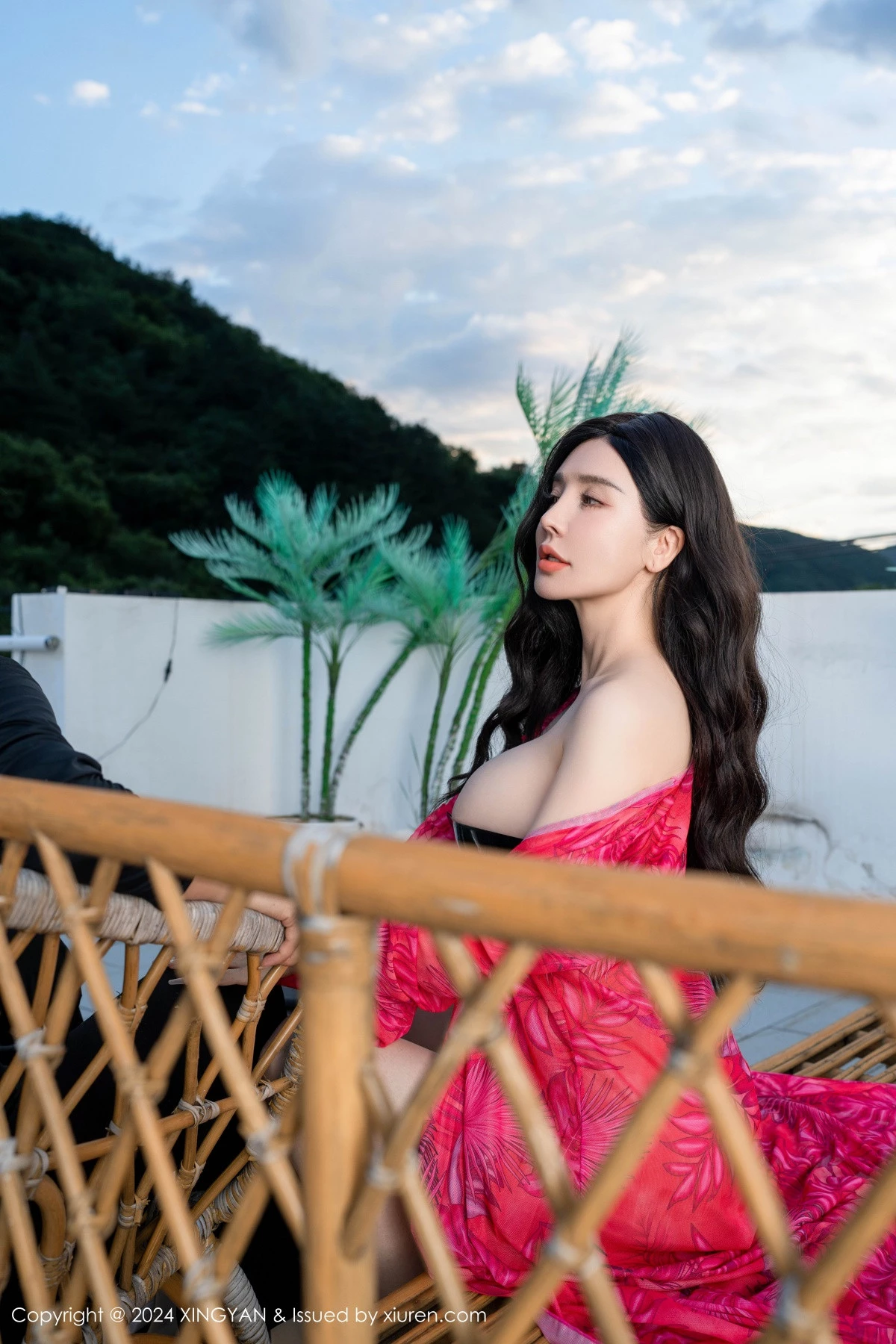 秀人集.com_[XINGYAN星颜社]VOL.267_模特潘思沁性感红色连衣裙露黑色情趣内衣秀巨乳肥臀诱惑写真82P