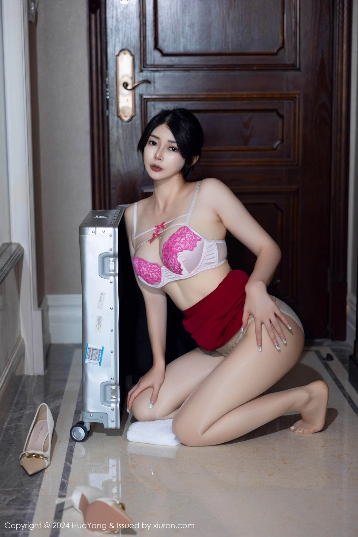 秀人集.com_[HuaYang花漾]Vol.605_模特凯竹Quinn性感空姐制服红短裙露肉丝袜秀丰腴身姿诱惑写真80P