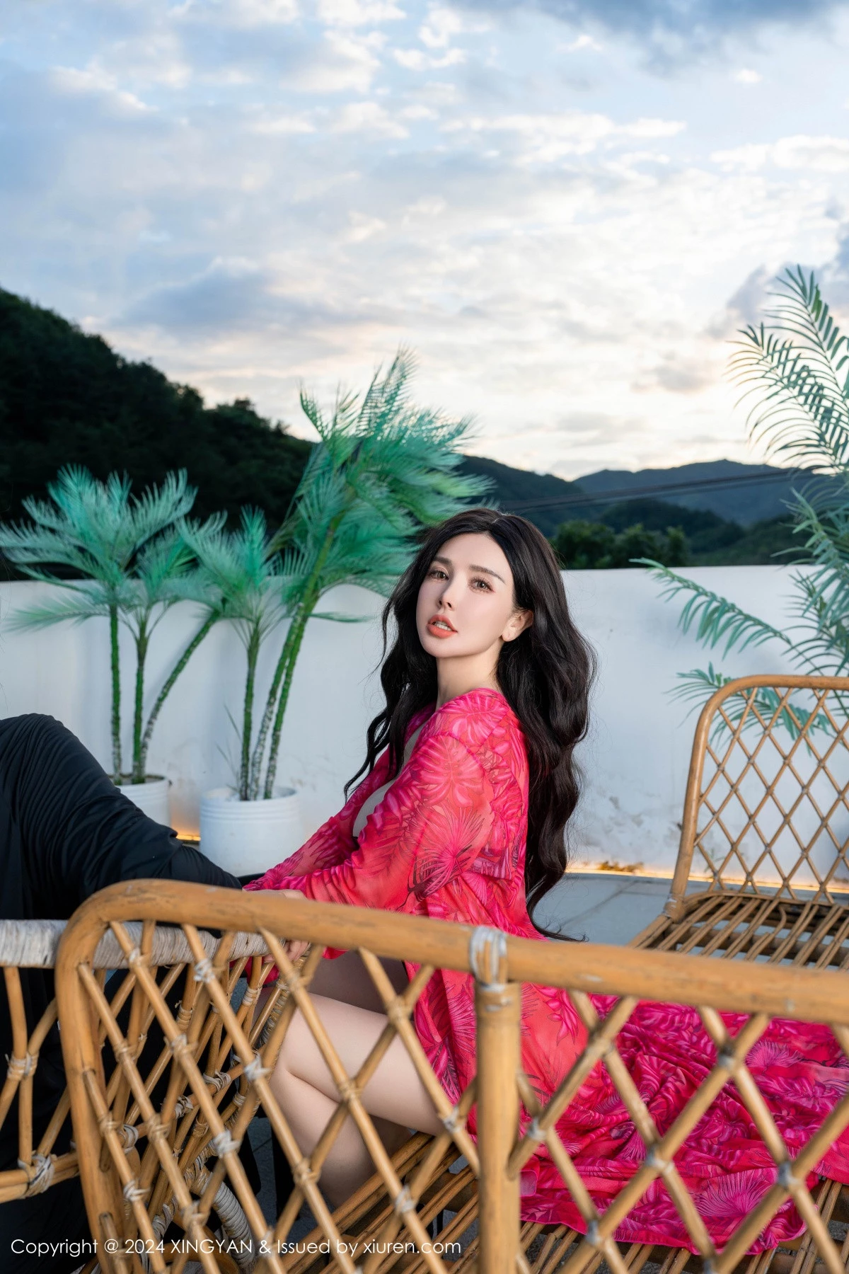 秀人集.com_[XINGYAN星颜社]VOL.267_模特潘思沁性感红色连衣裙露黑色情趣内衣秀巨乳肥臀诱惑写真82P