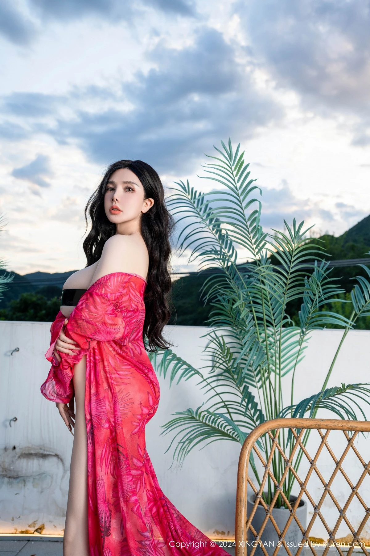 秀人集.com_[XINGYAN星颜社]VOL.267_模特潘思沁性感红色连衣裙露黑色情趣内衣秀巨乳肥臀诱惑写真82P