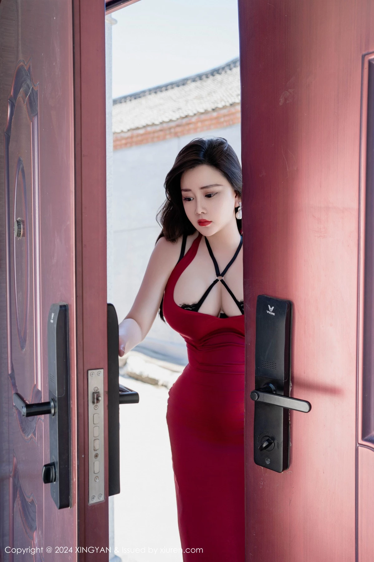 秀人集.com_[XINGYAN星颜社]VOL.268_模特王婉悠Queen红色连衣裙露黑色情趣内衣秀丰满身材诱惑写真80P