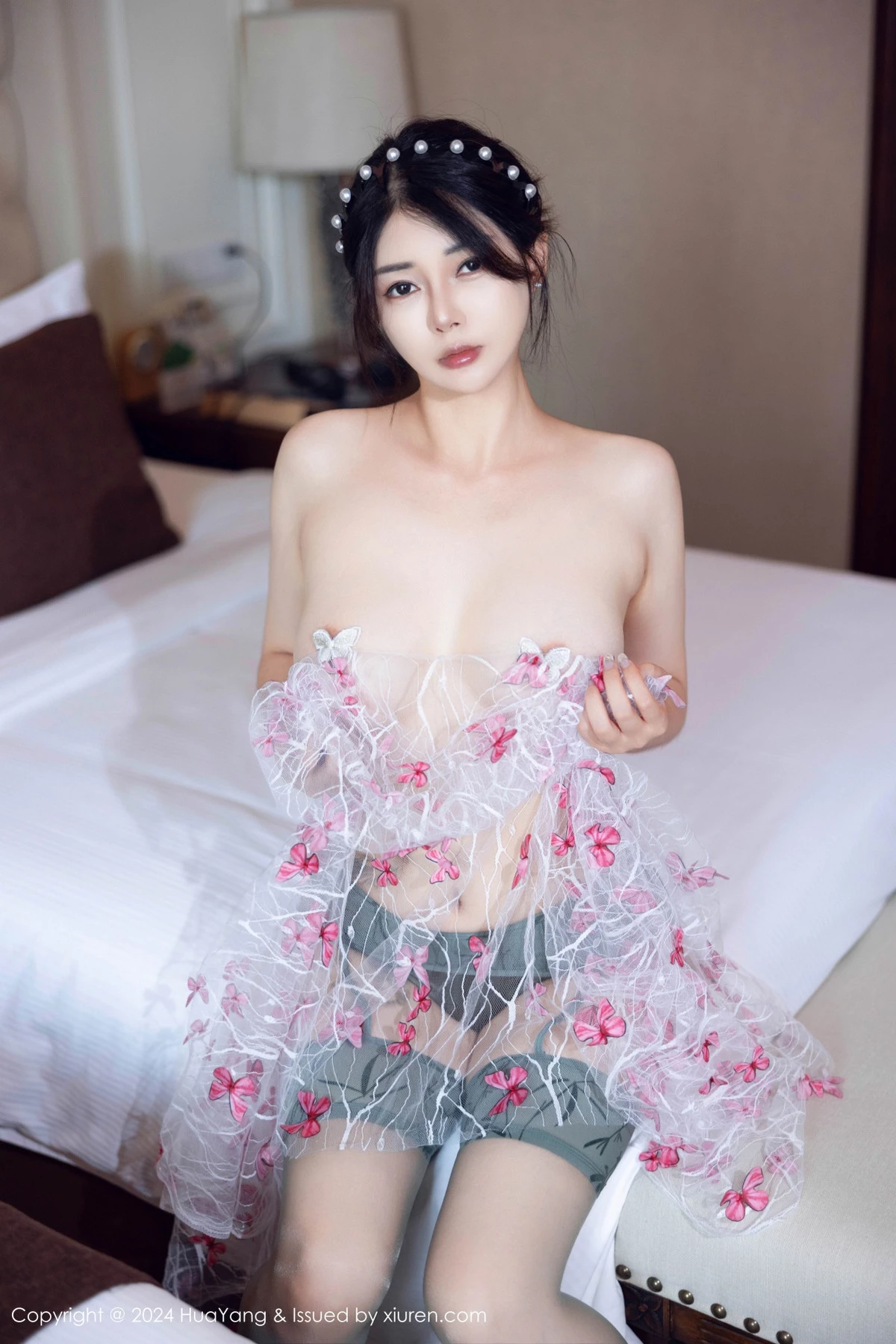 秀人集.com_[HuaYang花漾]Vol.606_模特凯竹Quinn私房性感浅色丝袜+开档红丝袜秀丰腴身姿诱惑写真80P