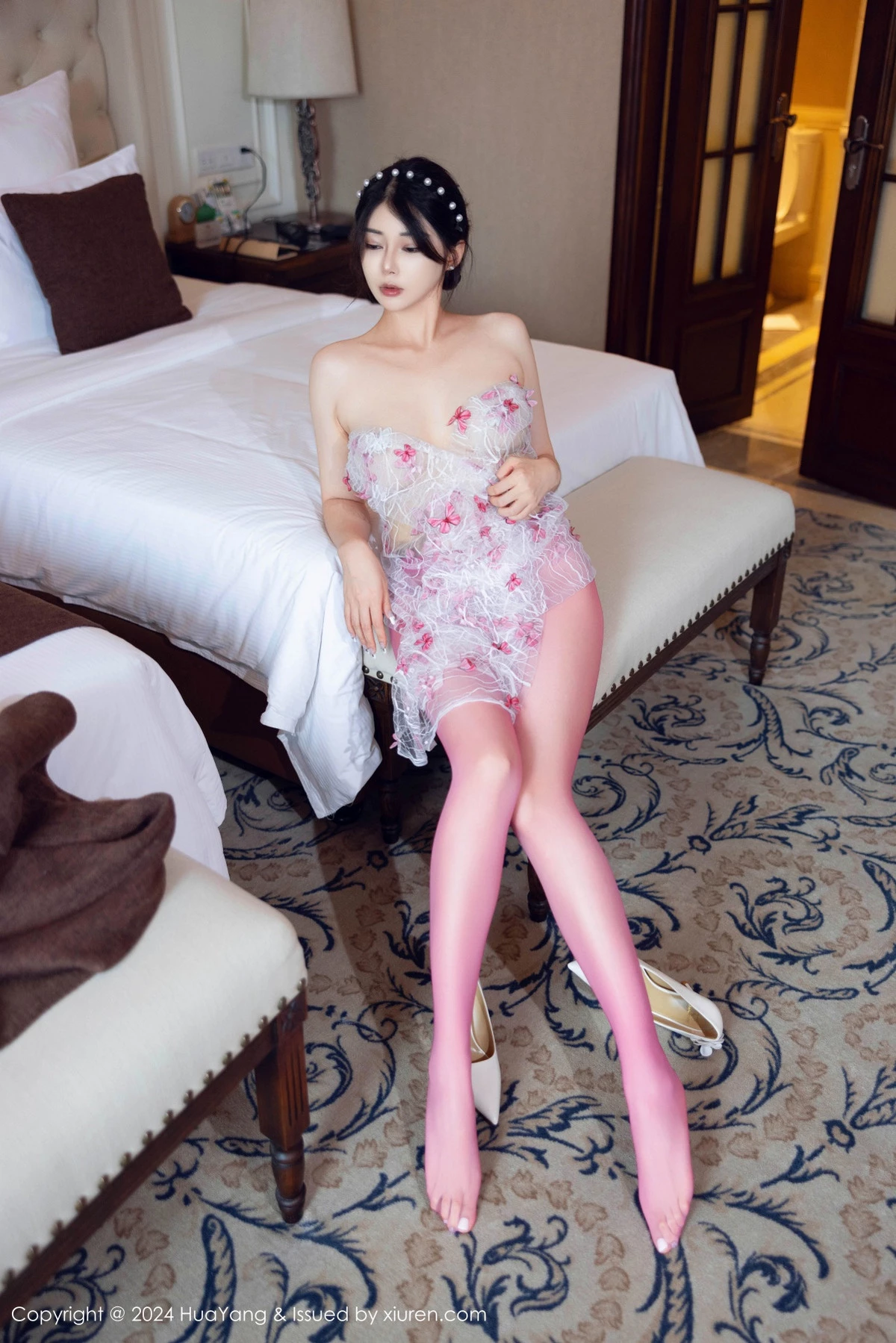 秀人集.com_[HuaYang花漾]Vol.606_模特凯竹Quinn私房性感浅色丝袜+开档红丝袜秀丰腴身姿诱惑写真80P