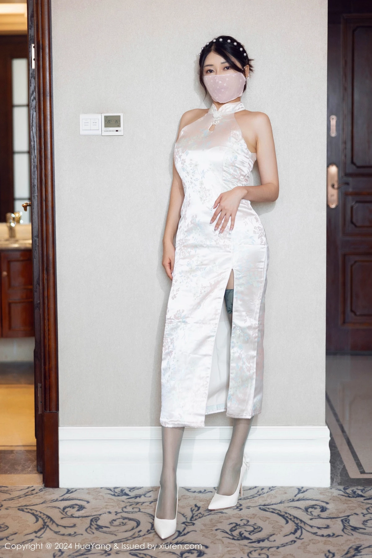 秀人集.com_[HuaYang花漾]Vol.606_模特凯竹Quinn私房性感浅色丝袜+开档红丝袜秀丰腴身姿诱惑写真80P