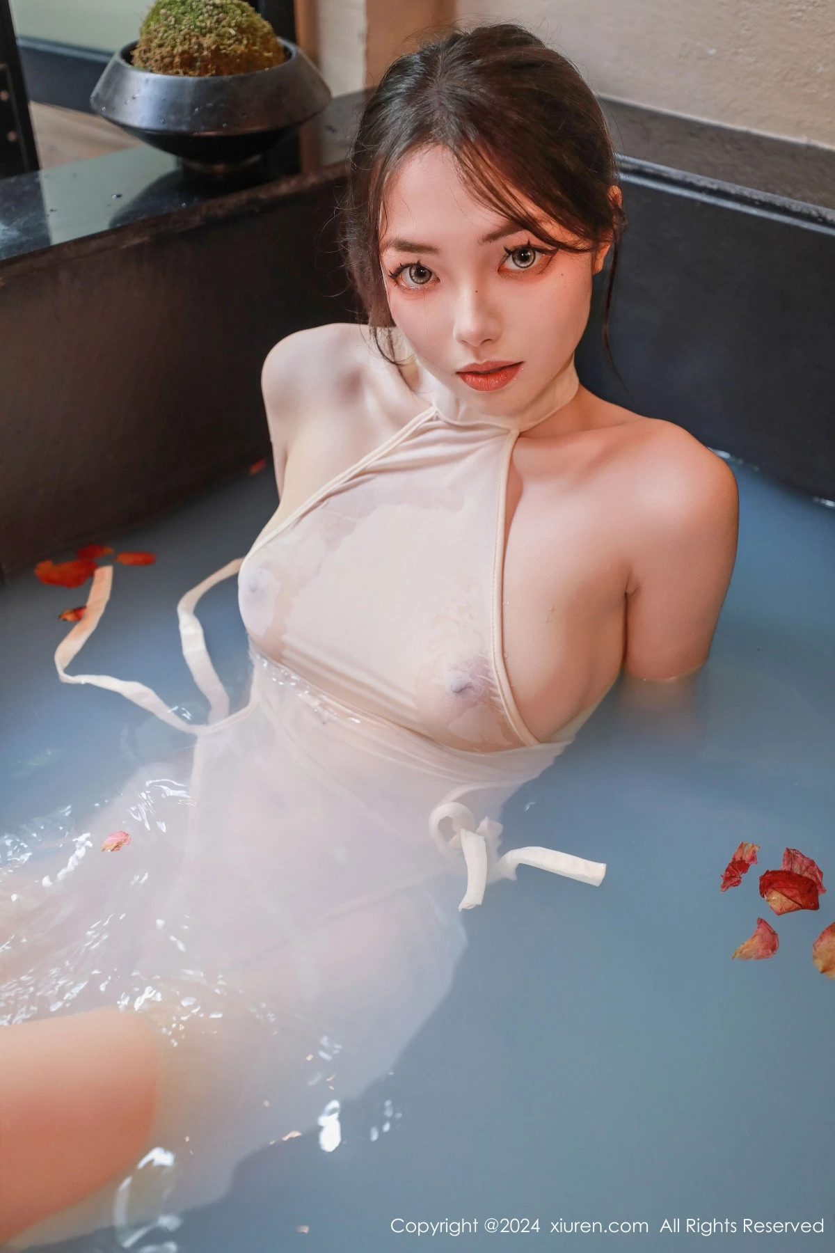 秀人集.com_[XiuRen秀人网]No.9160_新人模特叫我小猫温泉主题性感肉色半透服饰秀凹凸身材诱惑写真72P