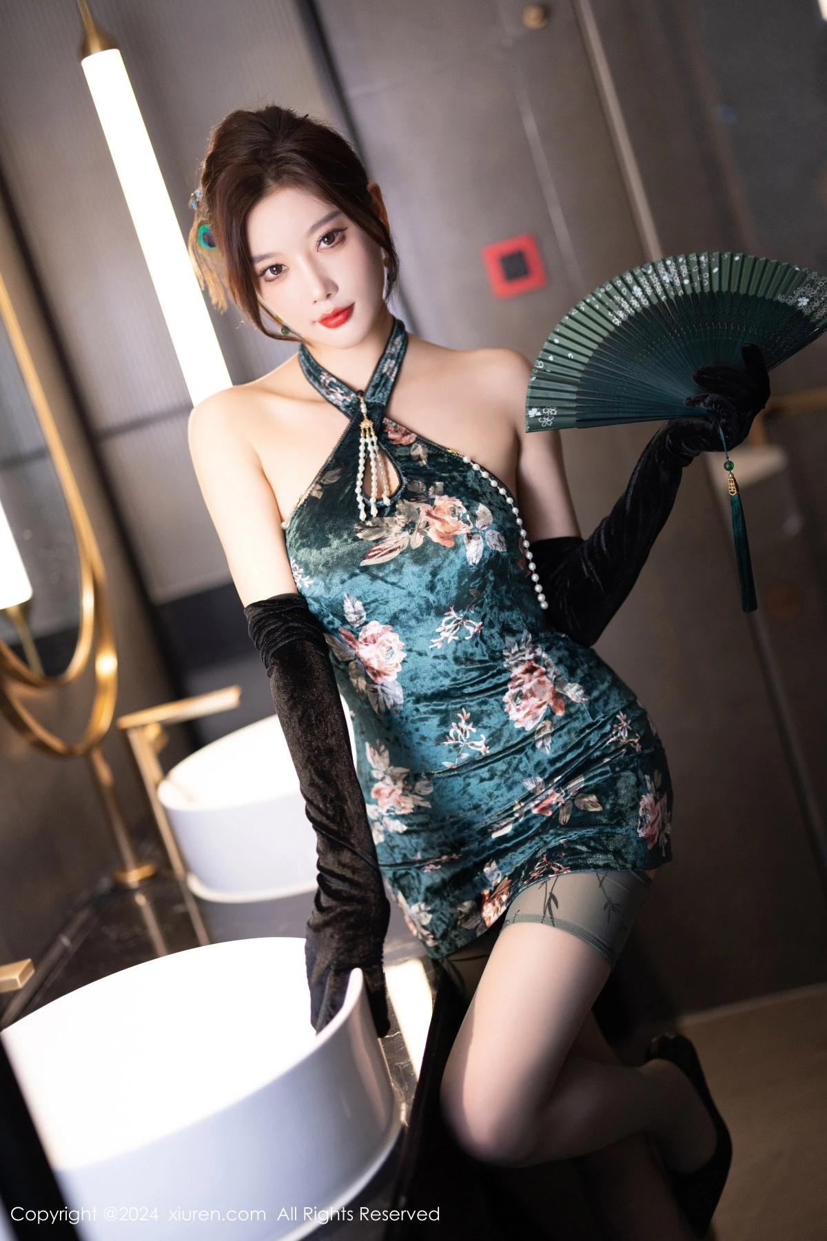 秀人集.com_[XiuRen秀人网]No.9165_女神杨晨晨Yome性感古风旗袍服饰配超薄肉丝秀丰腴身姿诱惑写真83P