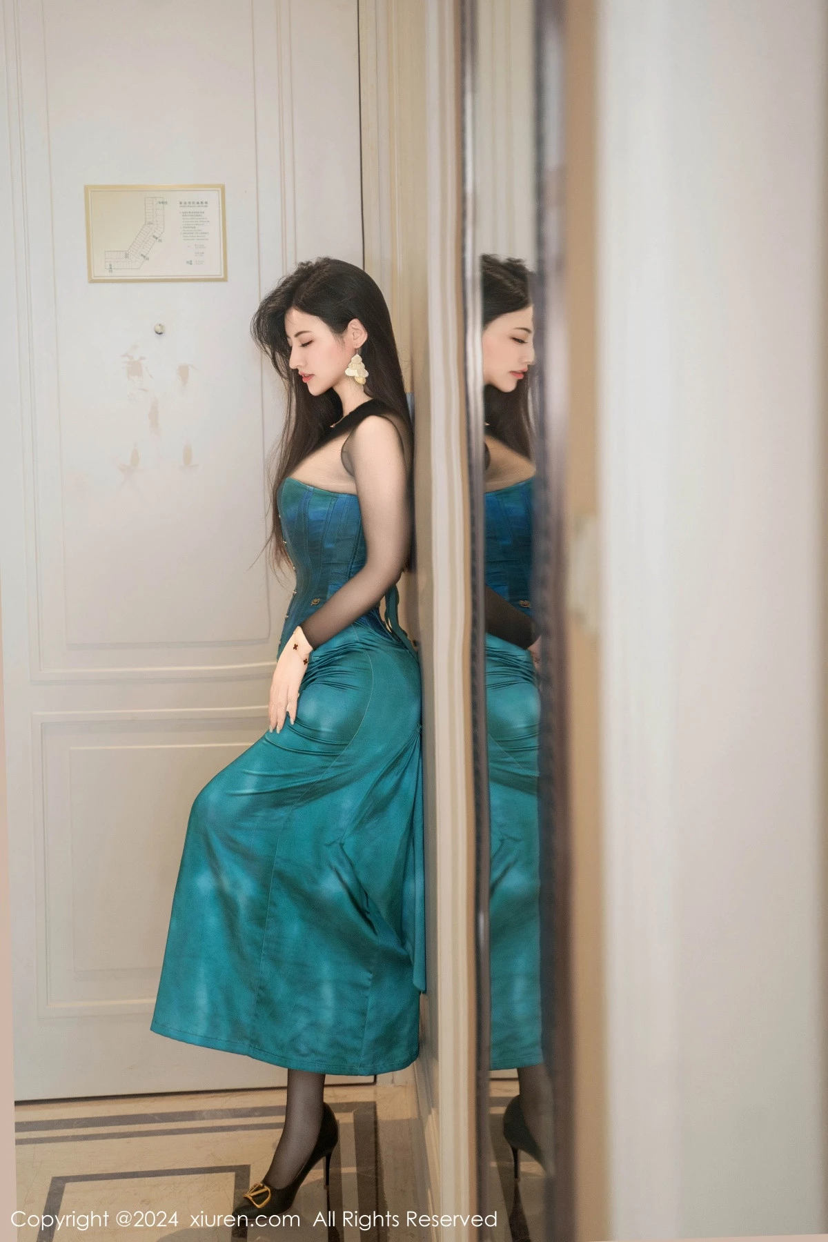 秀人集.com_[XiuRen秀人网]No.9039_模特诗诗kiki性感翠绿色短裙露黑色轻透上衣配黑丝吊袜魅惑写真134P