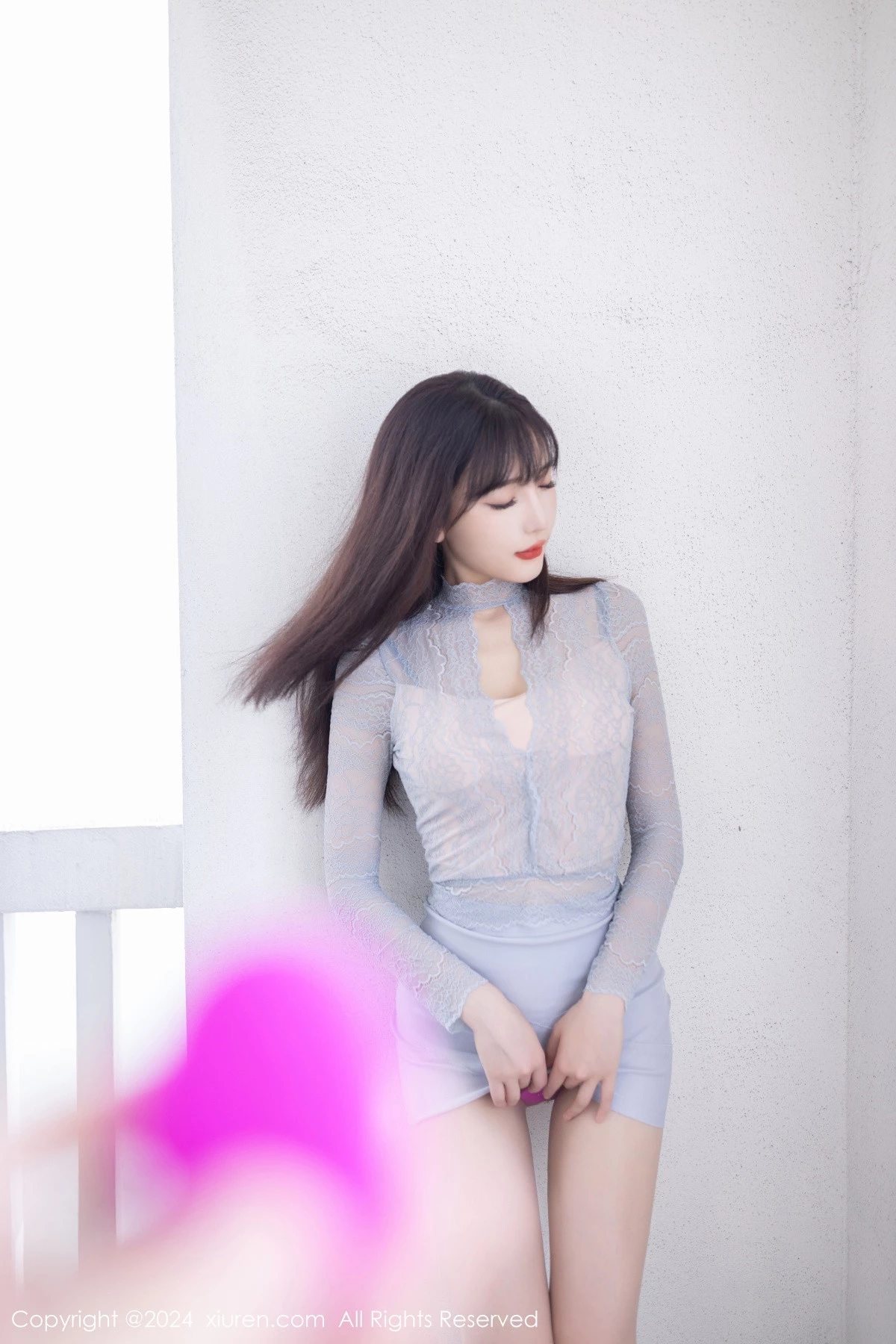 秀人集.com_[XiuRen秀人网]No.9055_模特陆萱萱性感银白色蕾丝连衣短裙配肉丝袜秀柔美身姿诱惑写真80P