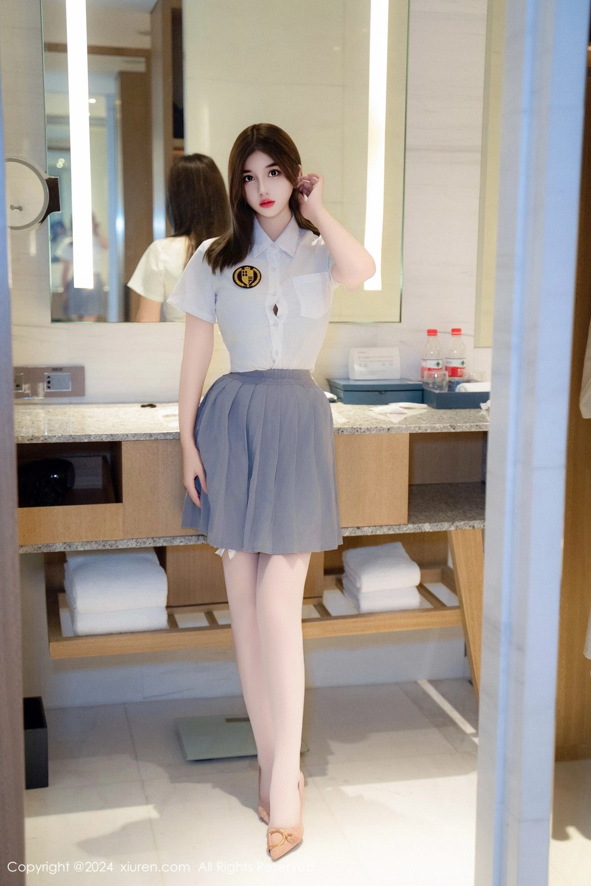 秀人集.com_[XiuRen秀人网]No.9066_模特周jojobaby性感白T露蕾丝内衣配白丝袜秀丰腴翘臀诱惑写真83P